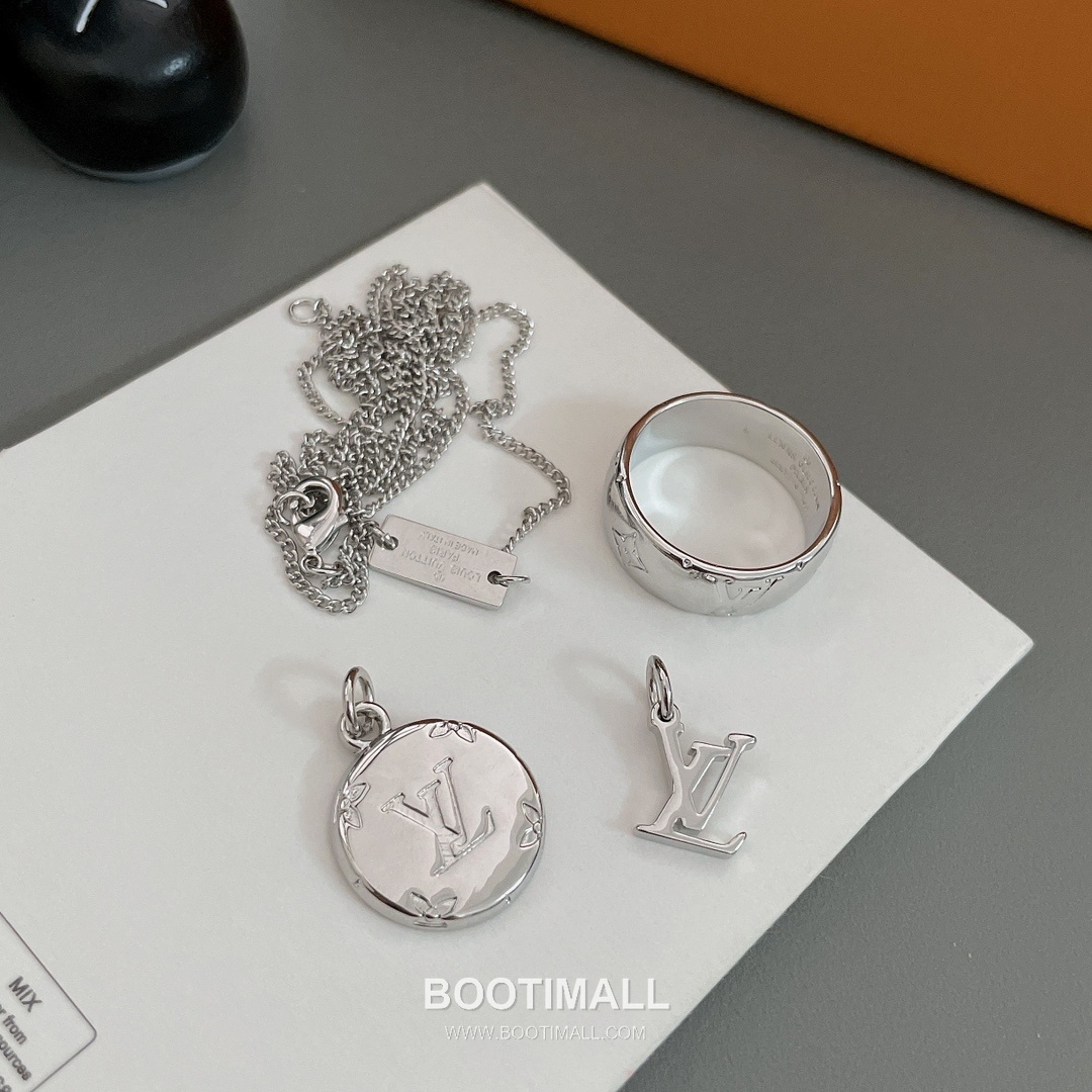 Louis Vuitton Triple Pendant Convertible Chain Brass Necklace 루이비통 트리플 펜던트 컨버터블 체인 황동 네클리스 15