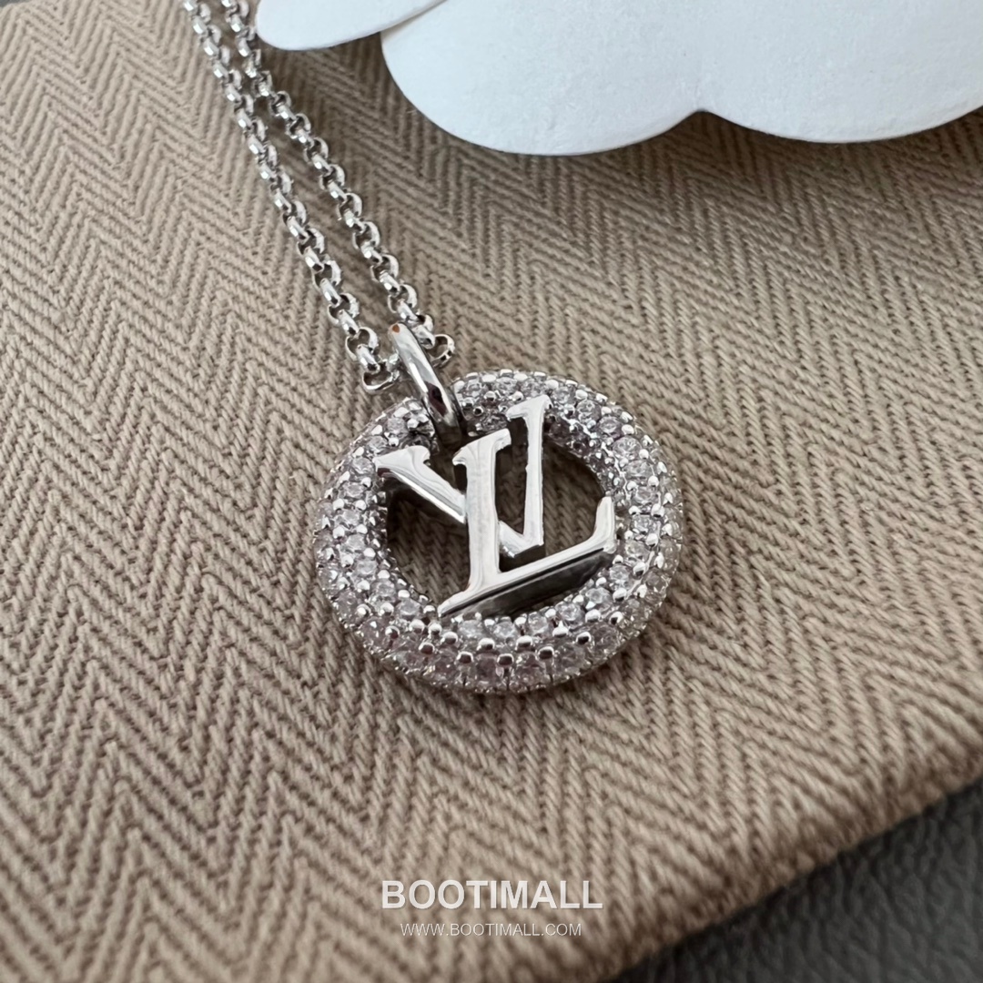 Louis Vuitton Circle Logo Full Pavé Swarovski Crystal Brass Pendant Necklace 루이비통 서클 로고 풀 파베 스와로브스키 크리스탈 황동 펜던트 네클리스 9