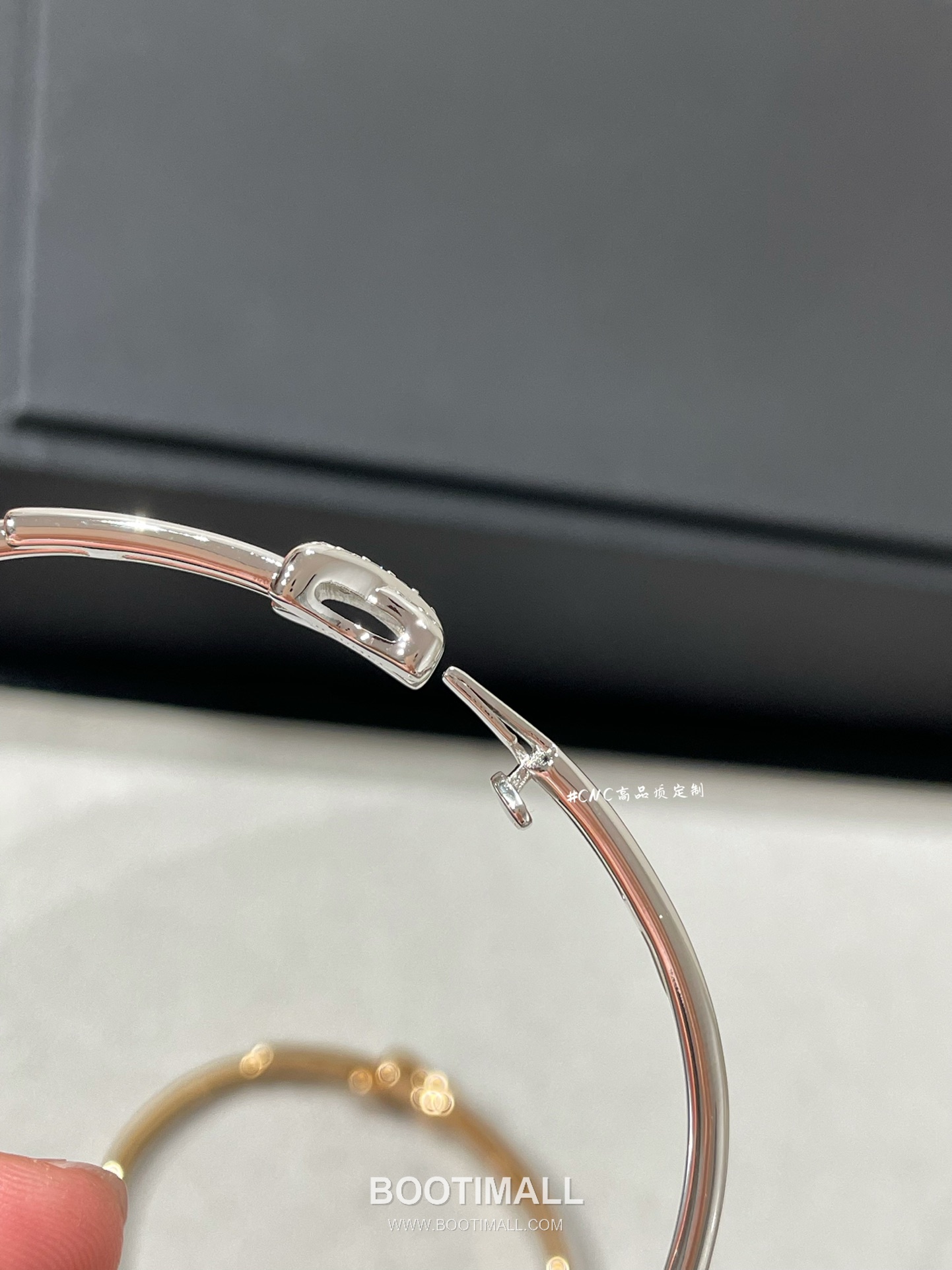 Chaumet Jeux de Liens Brass Crystal Pavé Bracelet with Cross Motif 쇼메 주 드 리앙 황동 크리스탈 파베 브레이슬릿 크로스 모티프 17cm 7