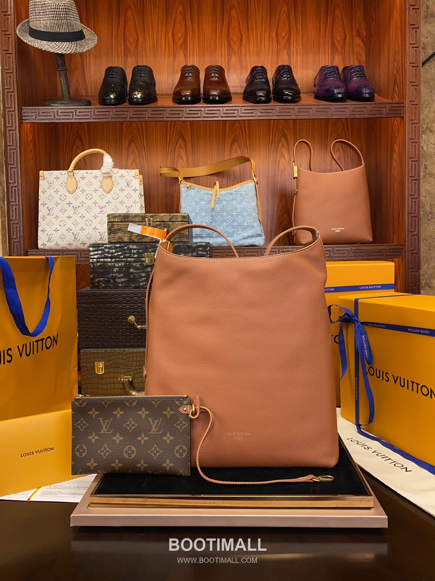 Louis Vuitton Low Key Hobo MM Calfskin Leather Shoulder Bag with Adjustable Strap Lock Detail 루이비통 로우키 호보 MM M24974 카프스킨 숄더백 락 디테일 31cm 1