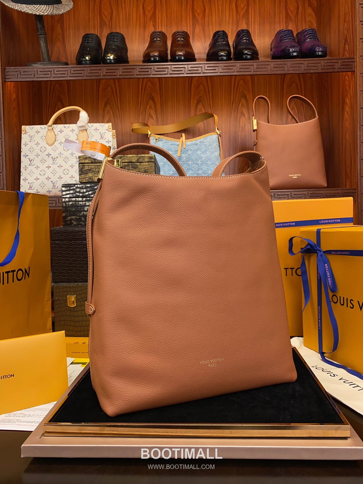 Louis Vuitton Low Key Hobo MM Calfskin Leather Shoulder Bag with Adjustable Strap Lock Detail 루이비통 로우키 호보 MM M24974 카프스킨 숄더백 락 디테일 31cm 2