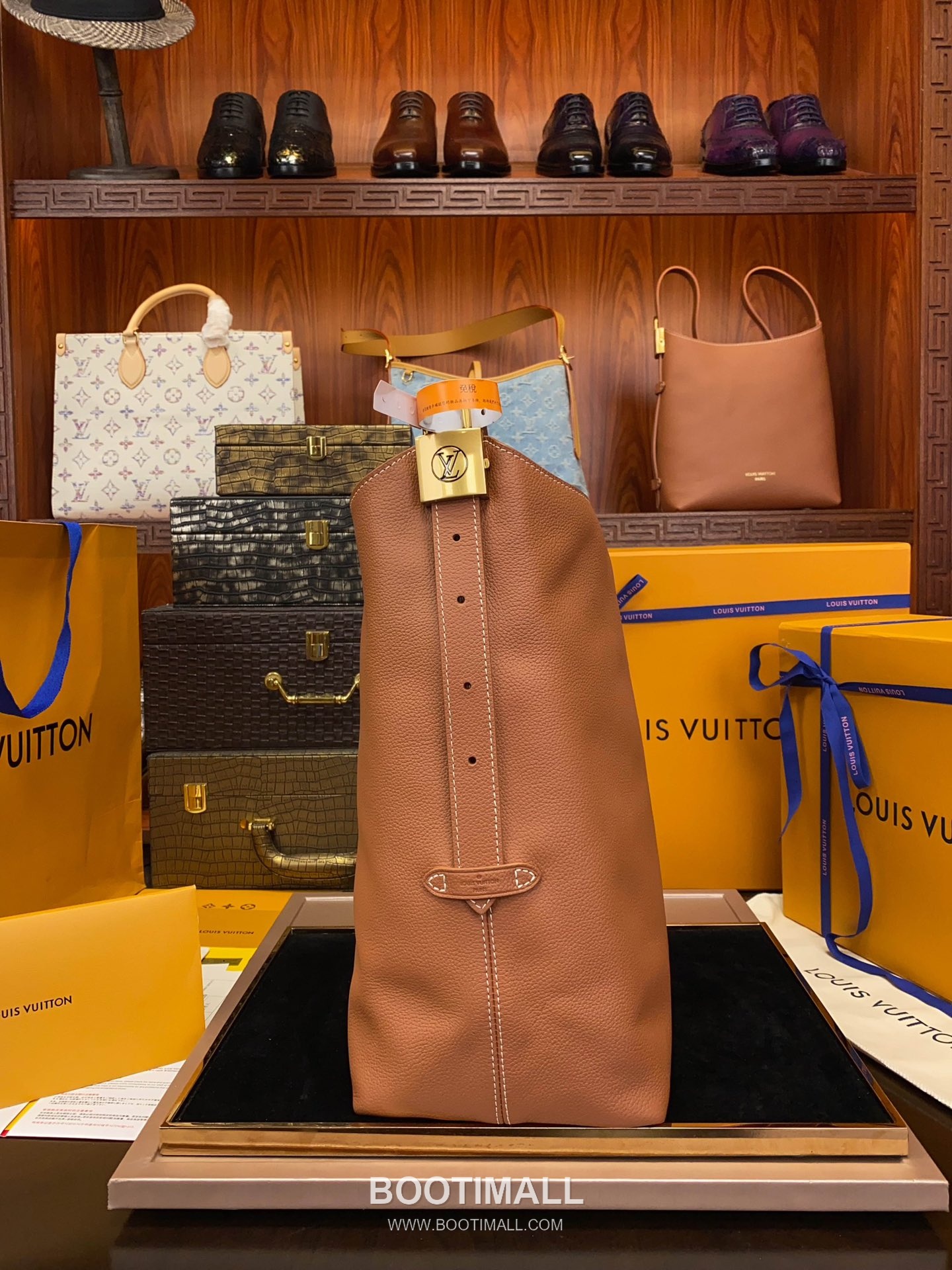 Louis Vuitton Low Key Hobo MM Calfskin Leather Shoulder Bag with Adjustable Strap Lock Detail 루이비통 로우키 호보 MM M24974 카프스킨 숄더백 락 디테일 31cm 3