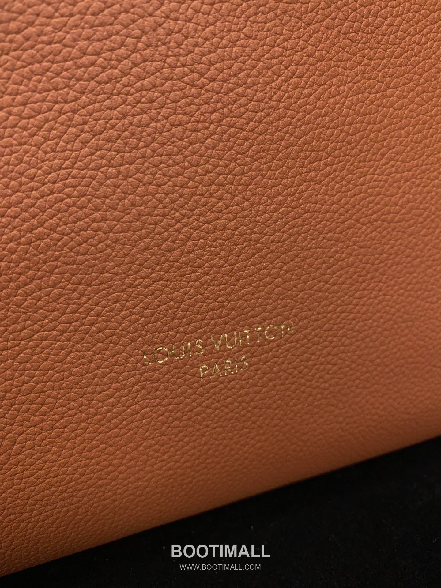 Louis Vuitton Low Key Hobo MM Calfskin Leather Shoulder Bag with Adjustable Strap Lock Detail 루이비통 로우키 호보 MM M24974 카프스킨 숄더백 락 디테일 31cm 5