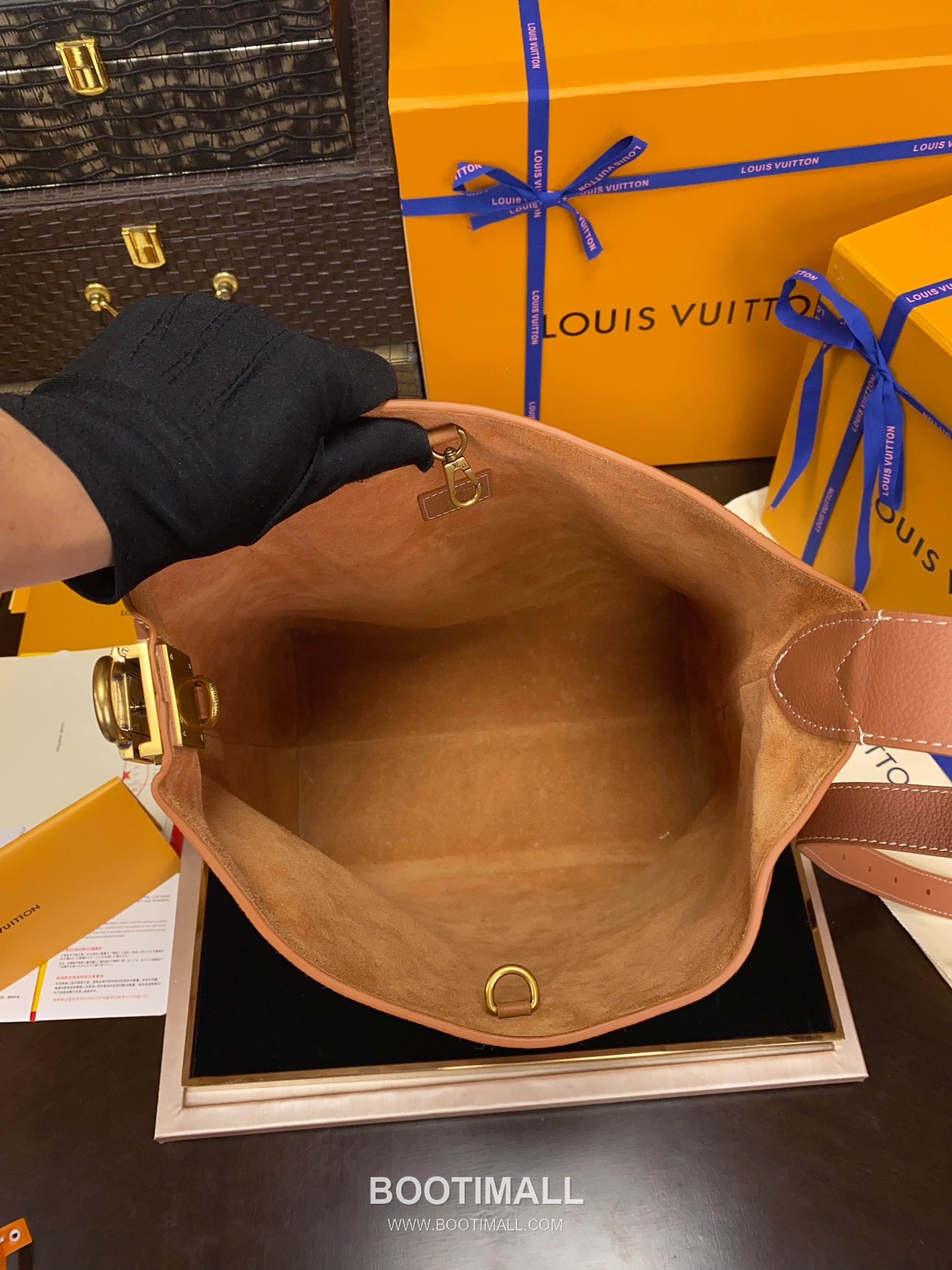 Louis Vuitton Low Key Hobo MM Calfskin Leather Shoulder Bag with Adjustable Strap Lock Detail 루이비통 로우키 호보 MM M24974 카프스킨 숄더백 락 디테일 31cm 7