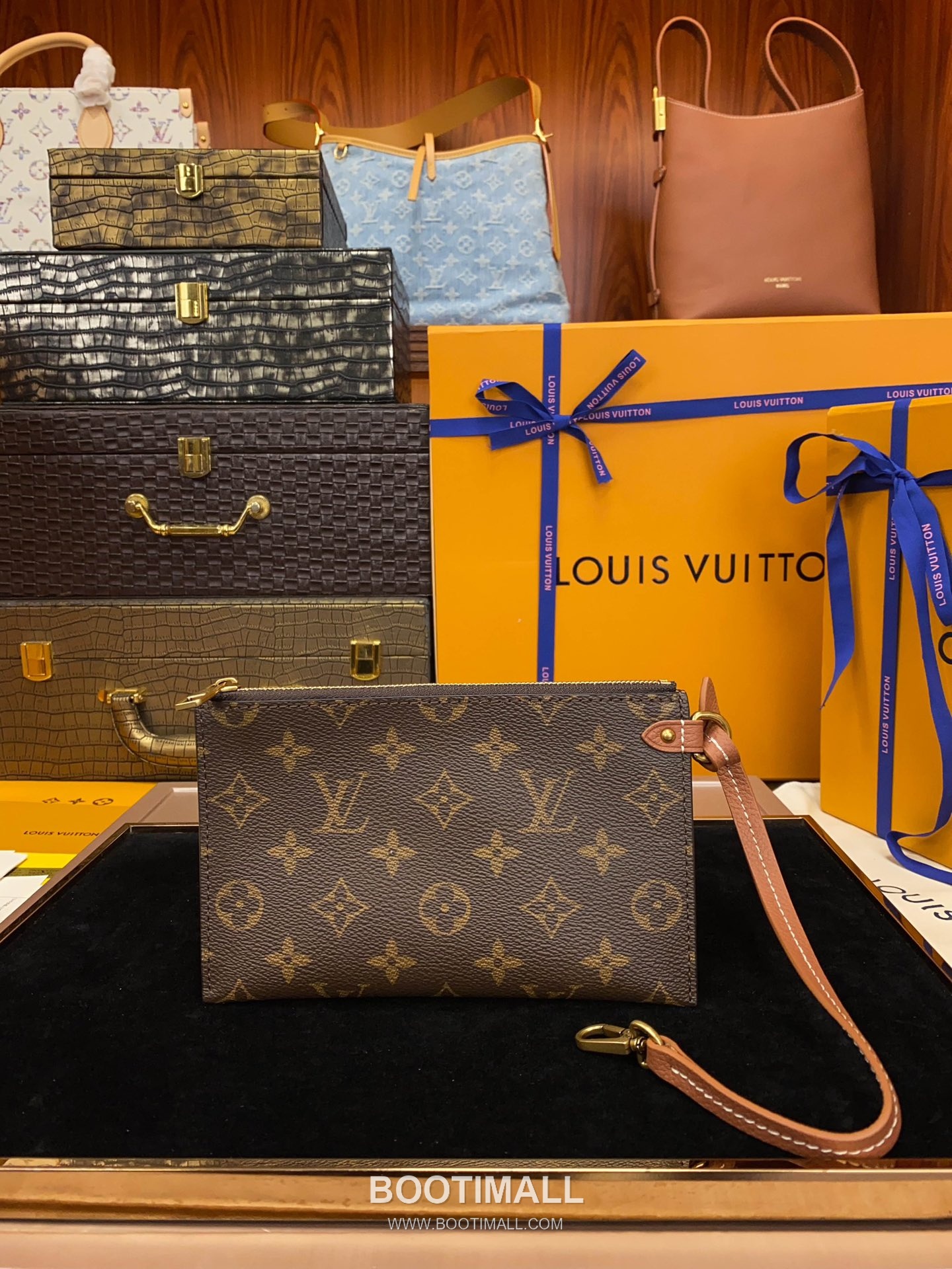 Louis Vuitton Low Key Hobo MM Calfskin Leather Shoulder Bag with Adjustable Strap Lock Detail 루이비통 로우키 호보 MM M24974 카프스킨 숄더백 락 디테일 31cm 9