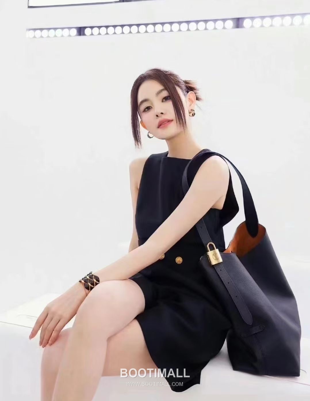 Louis Vuitton Low Key Hobo MM Calfskin Leather Shoulder Bag with Adjustable Strap Lock Detail 루이비통 로우키 호보 MM M24974 카프스킨 숄더백 락 디테일 31cm 1