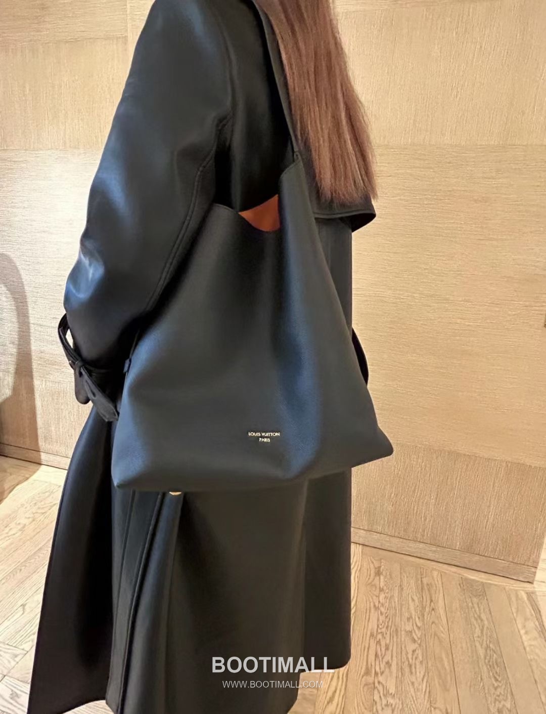 Louis Vuitton Low Key Hobo MM Calfskin Leather Shoulder Bag with Adjustable Strap Lock Detail 루이비통 로우키 호보 MM M24974 카프스킨 숄더백 락 디테일 31cm 2