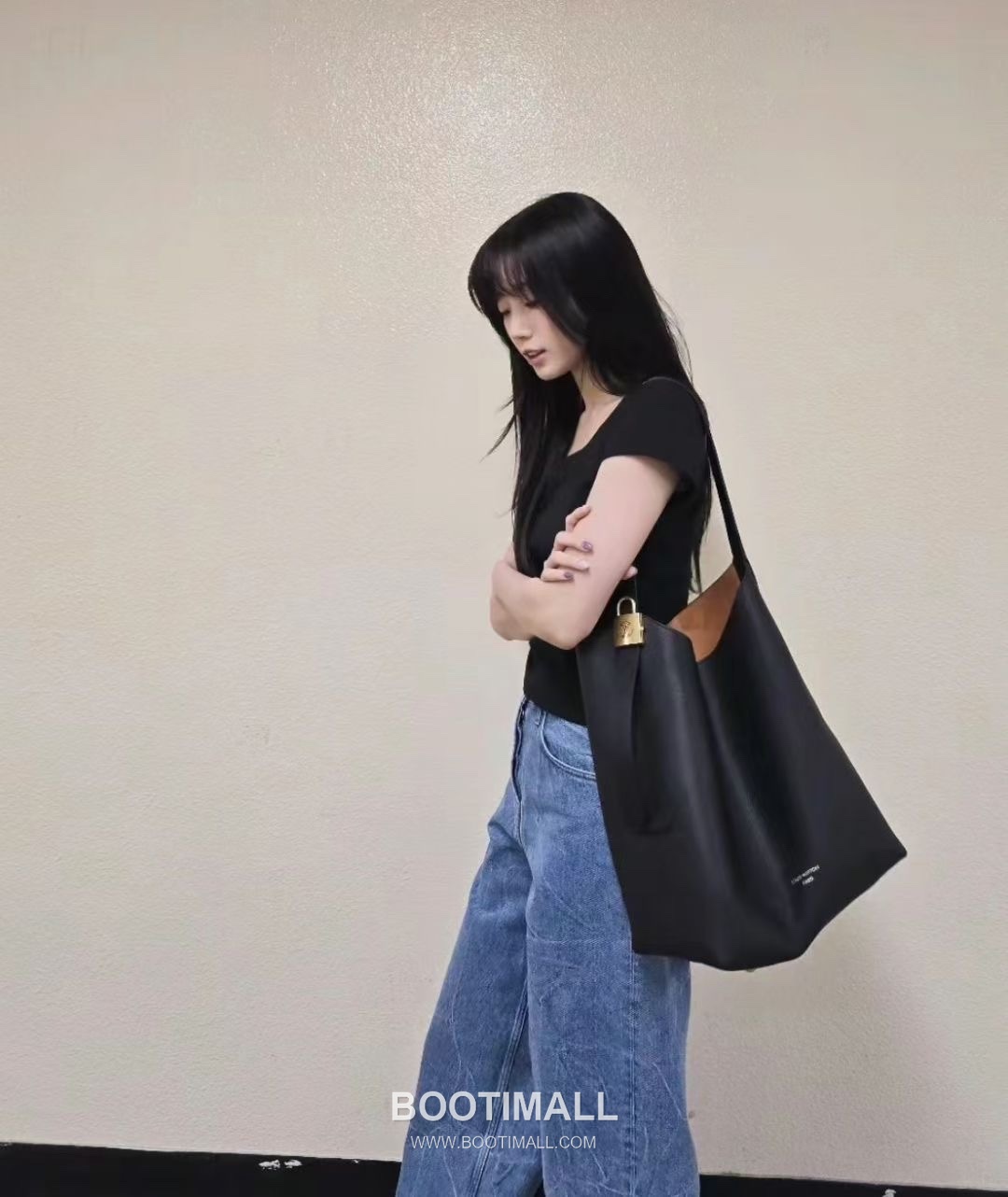 Louis Vuitton Low Key Hobo MM Calfskin Leather Shoulder Bag with Adjustable Strap Lock Detail 루이비통 로우키 호보 MM M24974 카프스킨 숄더백 락 디테일 31cm 4