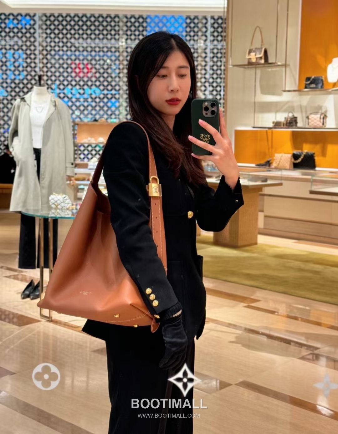 Louis Vuitton Low Key Hobo MM Calfskin Leather Shoulder Bag with Adjustable Strap Lock Detail 루이비통 로우키 호보 MM M24974 카프스킨 숄더백 락 디테일 31cm 5
