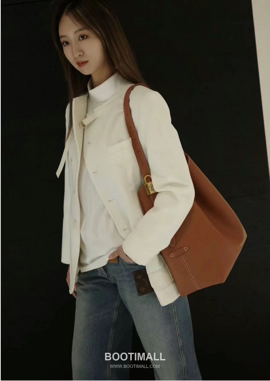 Louis Vuitton Low Key Hobo MM Calfskin Leather Shoulder Bag with Adjustable Strap Lock Detail 루이비통 로우키 호보 MM M24974 카프스킨 숄더백 락 디테일 31cm 6