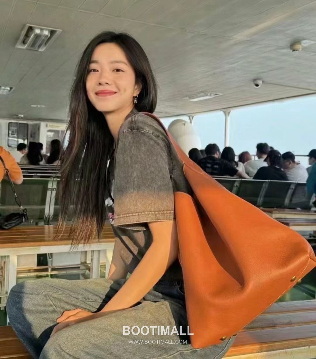 Louis Vuitton Low Key Hobo MM Calfskin Leather Shoulder Bag with Adjustable Strap Lock Detail 루이비통 로우키 호보 MM M24974 카프스킨 숄더백 락 디테일 31cm 7