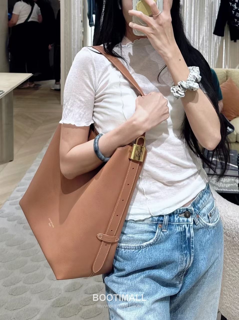 Louis Vuitton Low Key Hobo MM Calfskin Leather Shoulder Bag with Adjustable Strap Lock Detail 루이비통 로우키 호보 MM M24974 카프스킨 숄더백 락 디테일 31cm 8