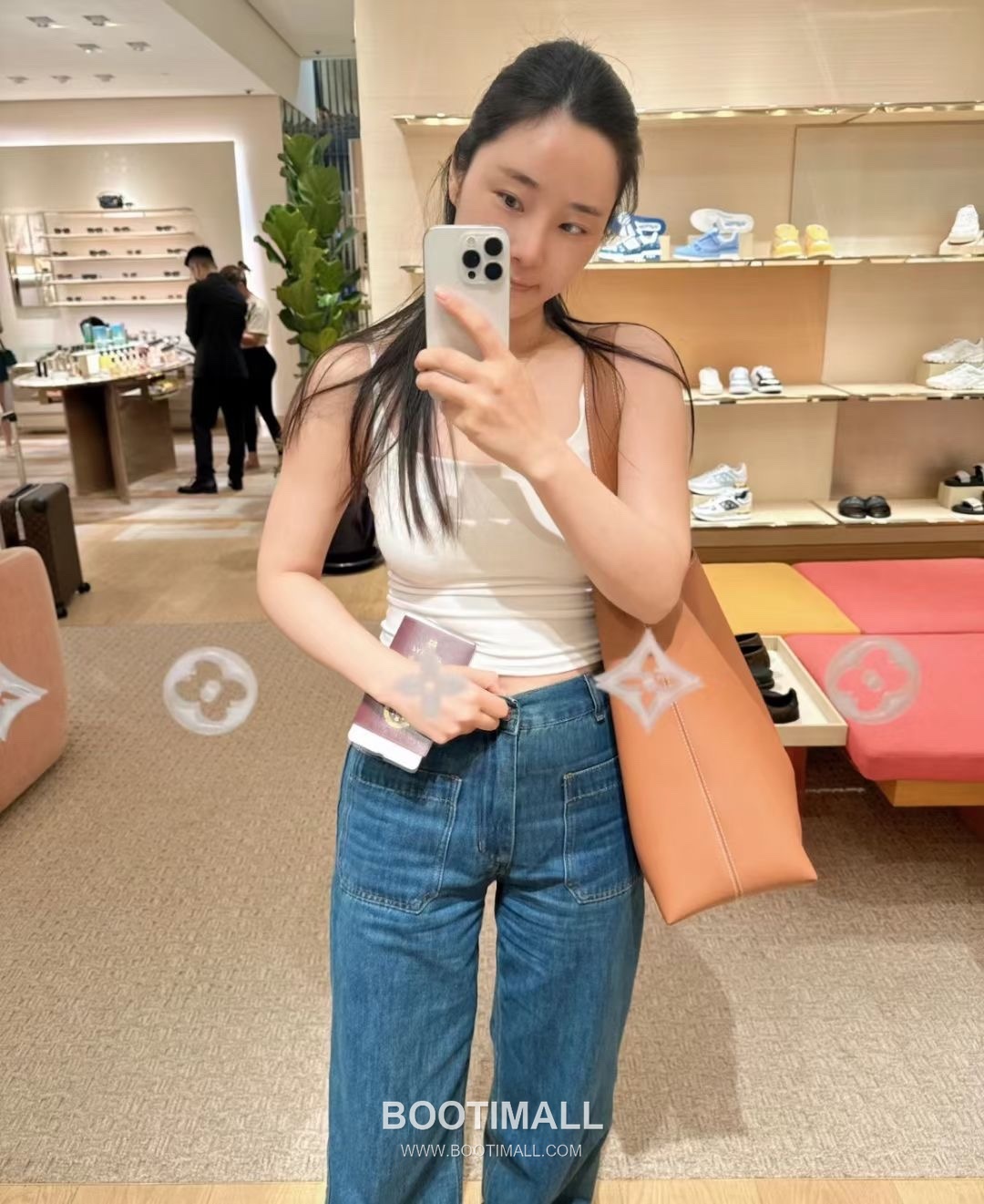 Louis Vuitton Low Key Hobo MM Calfskin Leather Shoulder Bag with Adjustable Strap Lock Detail 루이비통 로우키 호보 MM M24974 카프스킨 숄더백 락 디테일 31cm 9