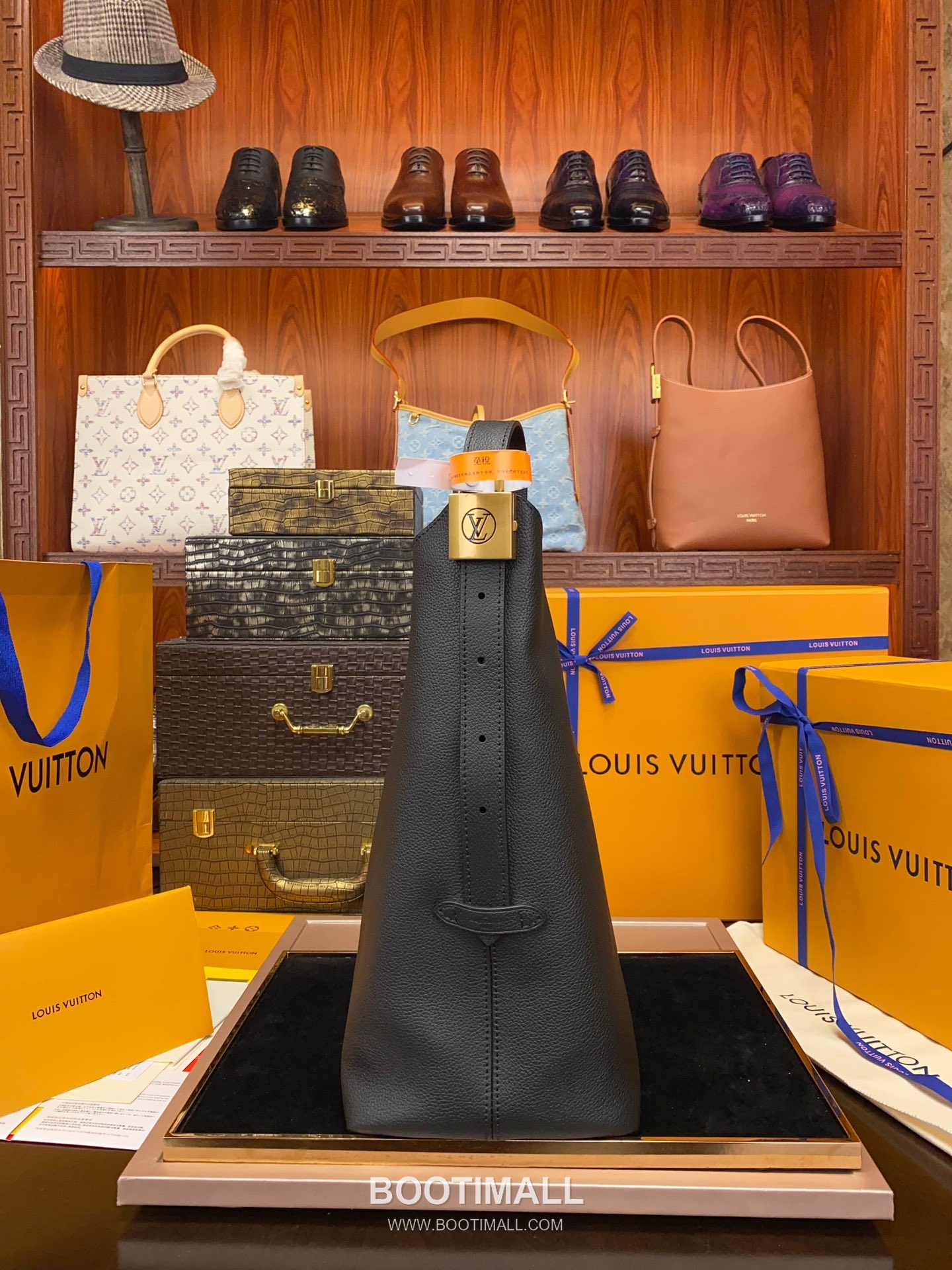 Louis Vuitton Low Key Hobo MM Calfskin Leather Shoulder Bag with Adjustable Strap Lock Detail 루이비통 로우키 호보 MM M24974 카프스킨 숄더백 락 디테일 31cm 11