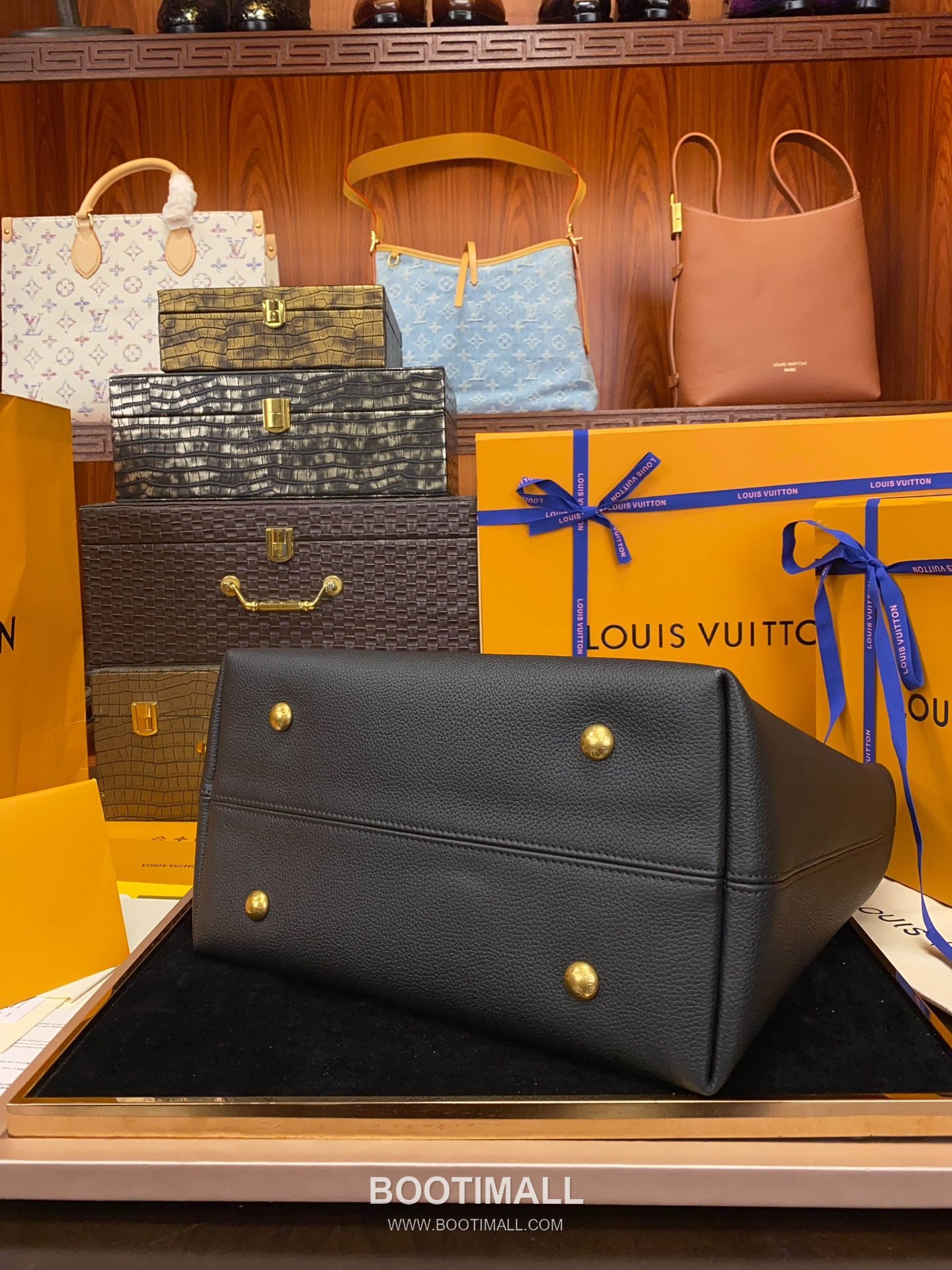 Louis Vuitton Low Key Hobo MM Calfskin Leather Shoulder Bag with Adjustable Strap Lock Detail 루이비통 로우키 호보 MM M24974 카프스킨 숄더백 락 디테일 31cm 12