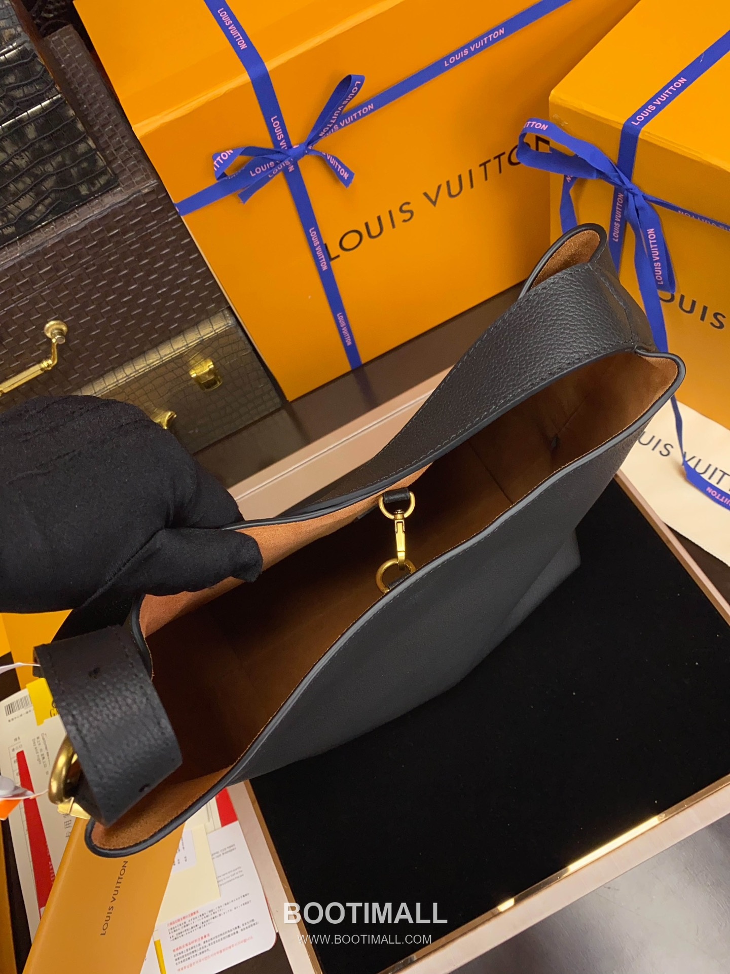 Louis Vuitton Low Key Hobo MM Calfskin Leather Shoulder Bag with Adjustable Strap Lock Detail 루이비통 로우키 호보 MM M24974 카프스킨 숄더백 락 디테일 31cm 13