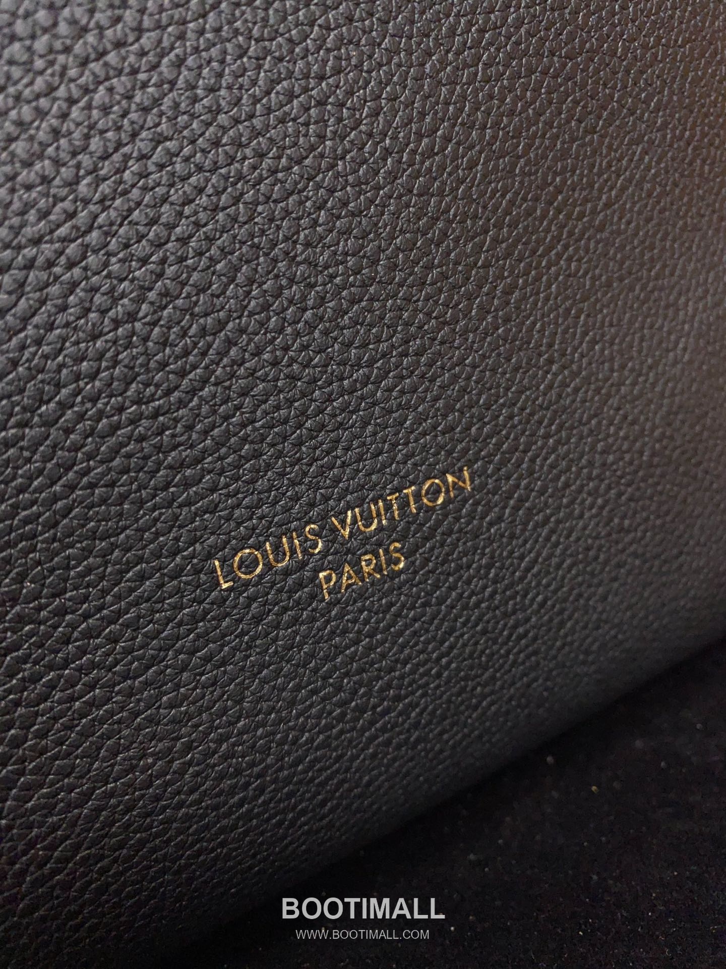 Louis Vuitton Low Key Hobo MM Calfskin Leather Shoulder Bag with Adjustable Strap Lock Detail 루이비통 로우키 호보 MM M24974 카프스킨 숄더백 락 디테일 31cm 14