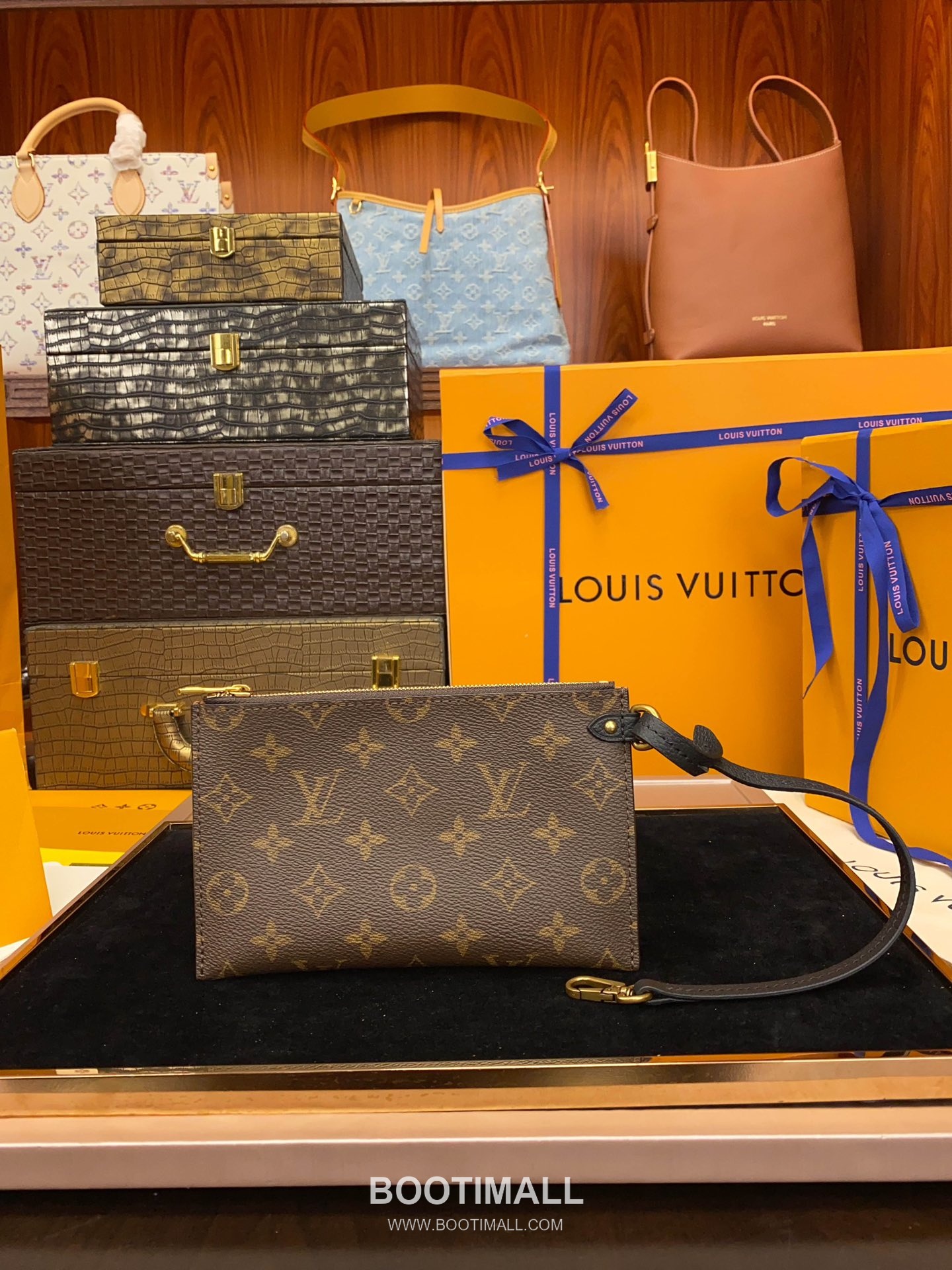 Louis Vuitton Low Key Hobo MM Calfskin Leather Shoulder Bag with Adjustable Strap Lock Detail 루이비통 로우키 호보 MM M24974 카프스킨 숄더백 락 디테일 31cm 15