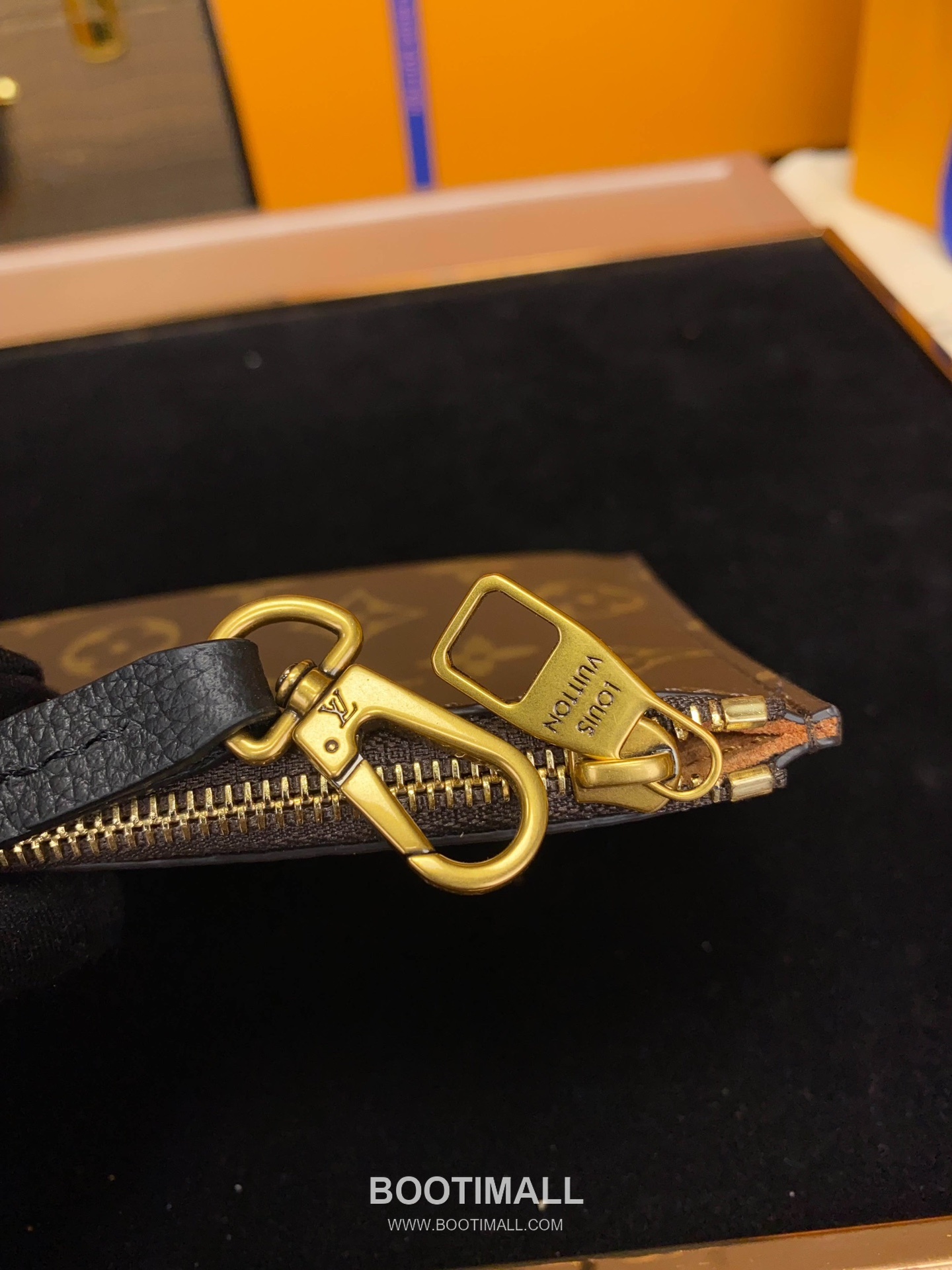 Louis Vuitton Low Key Hobo MM Calfskin Leather Shoulder Bag with Adjustable Strap Lock Detail 루이비통 로우키 호보 MM M24974 카프스킨 숄더백 락 디테일 31cm 16