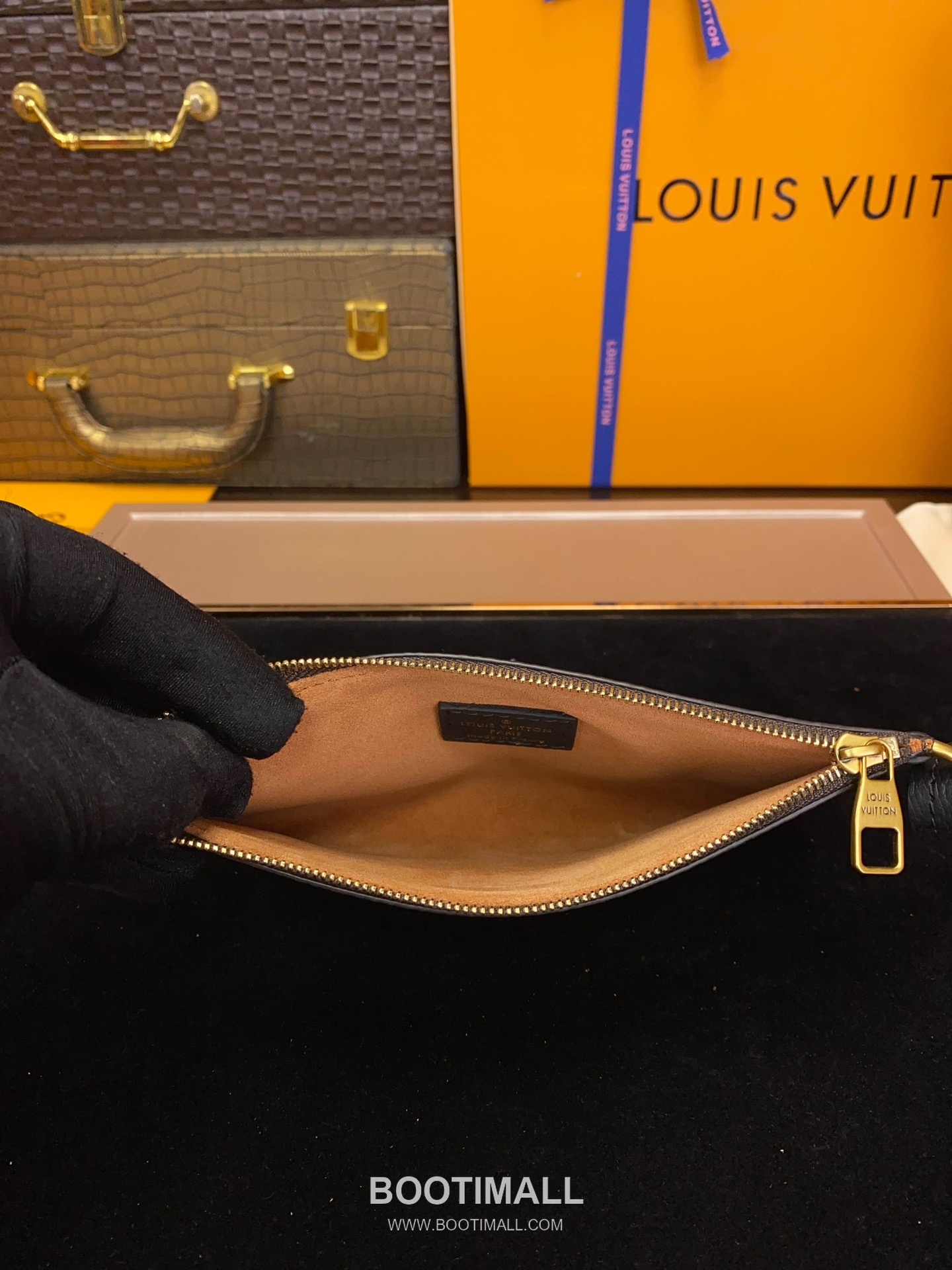 Louis Vuitton Low Key Hobo MM Calfskin Leather Shoulder Bag with Adjustable Strap Lock Detail 루이비통 로우키 호보 MM M24974 카프스킨 숄더백 락 디테일 31cm 17