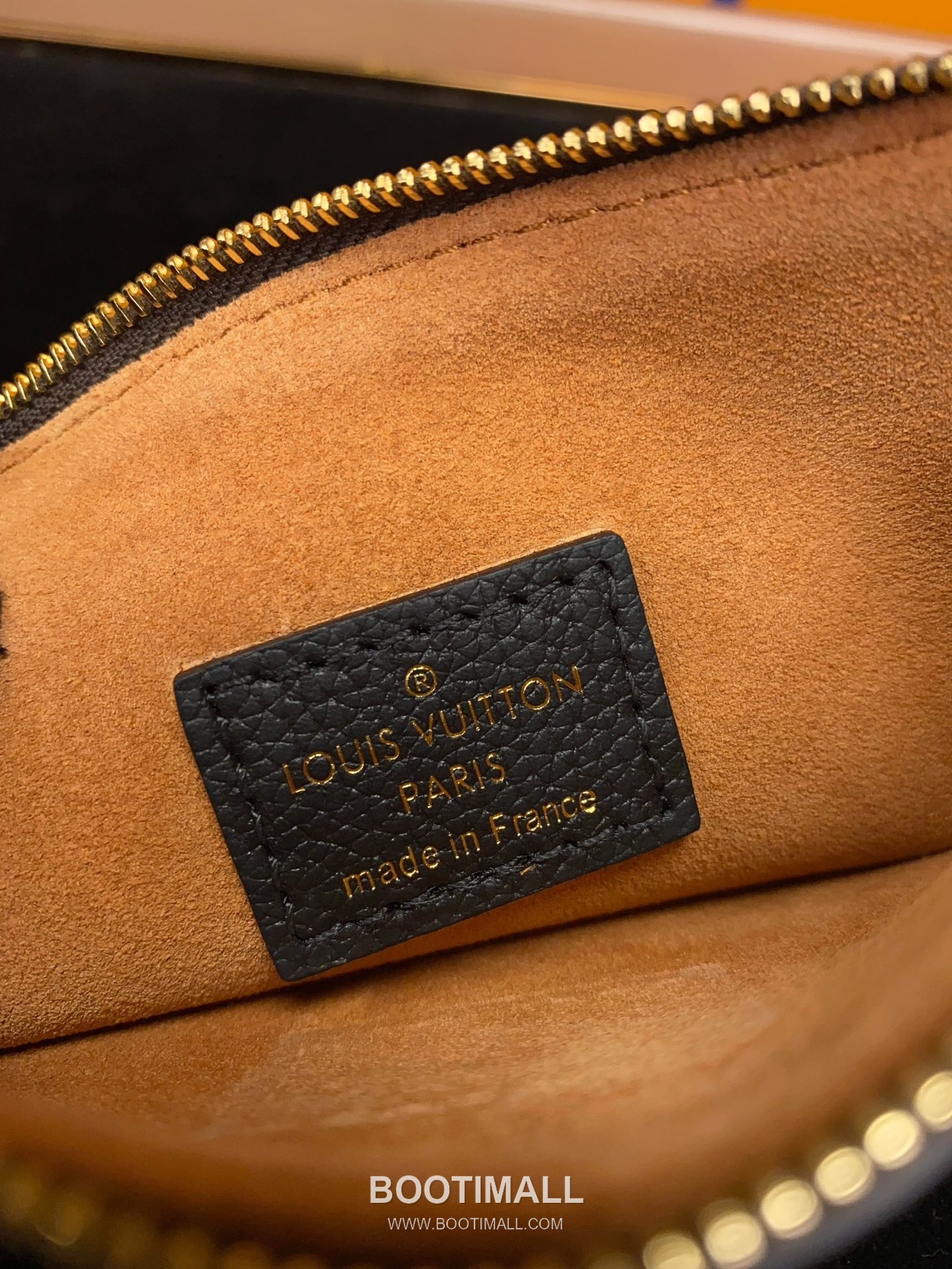 Louis Vuitton Low Key Hobo MM Calfskin Leather Shoulder Bag with Adjustable Strap Lock Detail 루이비통 로우키 호보 MM M24974 카프스킨 숄더백 락 디테일 31cm 18