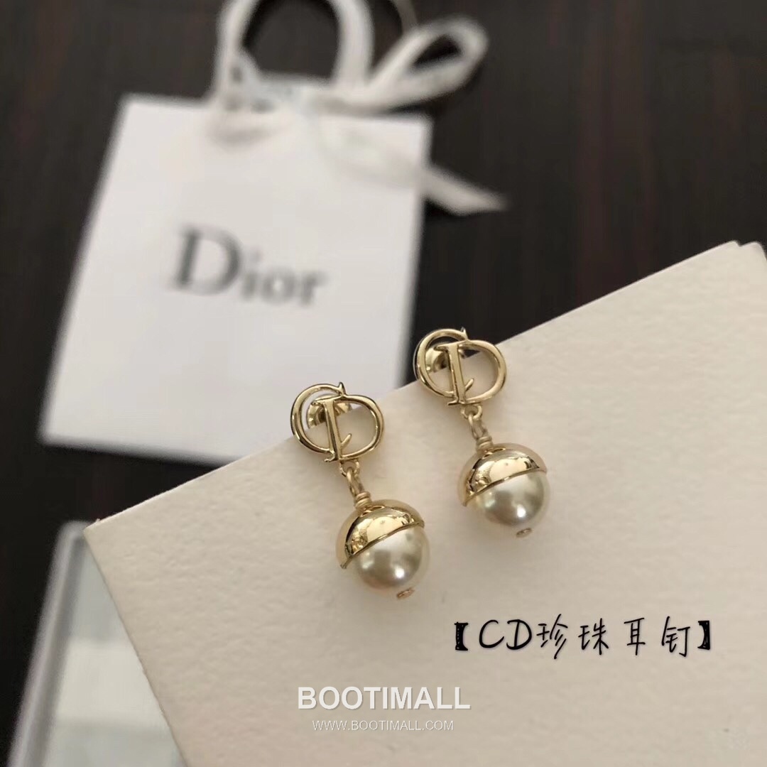 Dior CD Pearl Brass Stud Earring with Logo Motif 디올 CD 펄 황동 스터드 이어링 로고 모티프 1cm 2