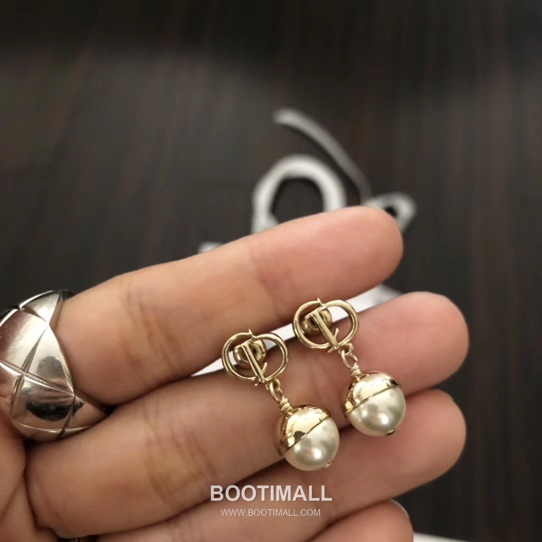 Dior CD Pearl Brass Stud Earring with Logo Motif 디올 CD 펄 황동 스터드 이어링 로고 모티프 1cm 3