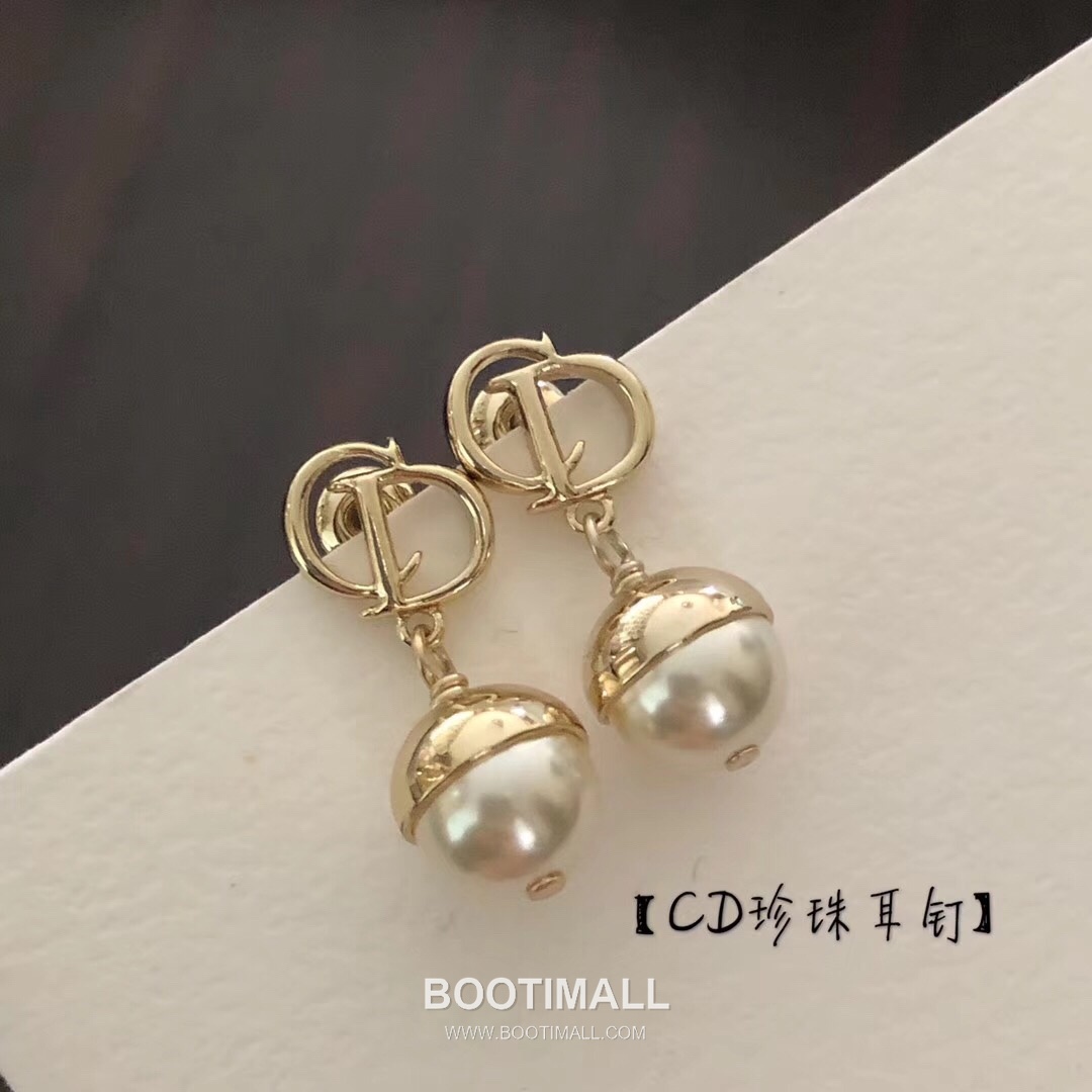 Dior CD Pearl Brass Stud Earring with Logo Motif 디올 CD 펄 황동 스터드 이어링 로고 모티프 1cm 4