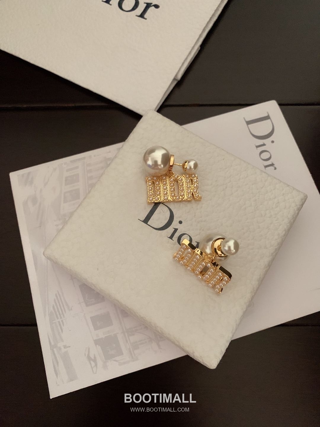 Dior Pearl Logo Brass Earring with Letter Motif 디올 펄 로고 황동 이어링 레터 모티프 1.5cm 2