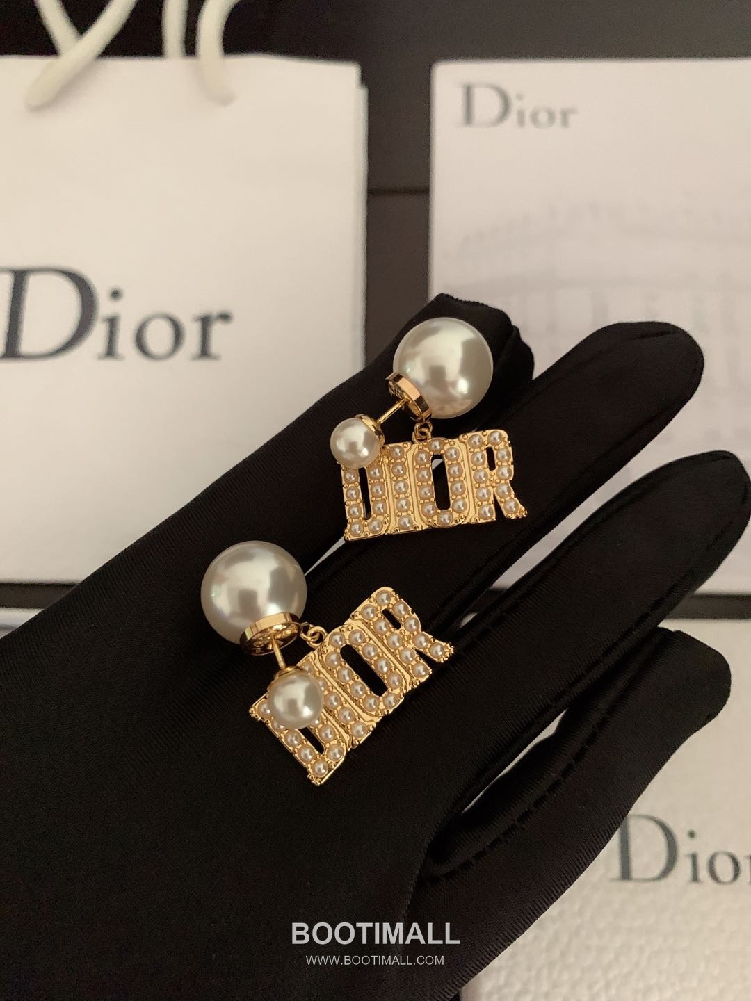 Dior Pearl Logo Brass Earring with Letter Motif 디올 펄 로고 황동 이어링 레터 모티프 1.5cm 3