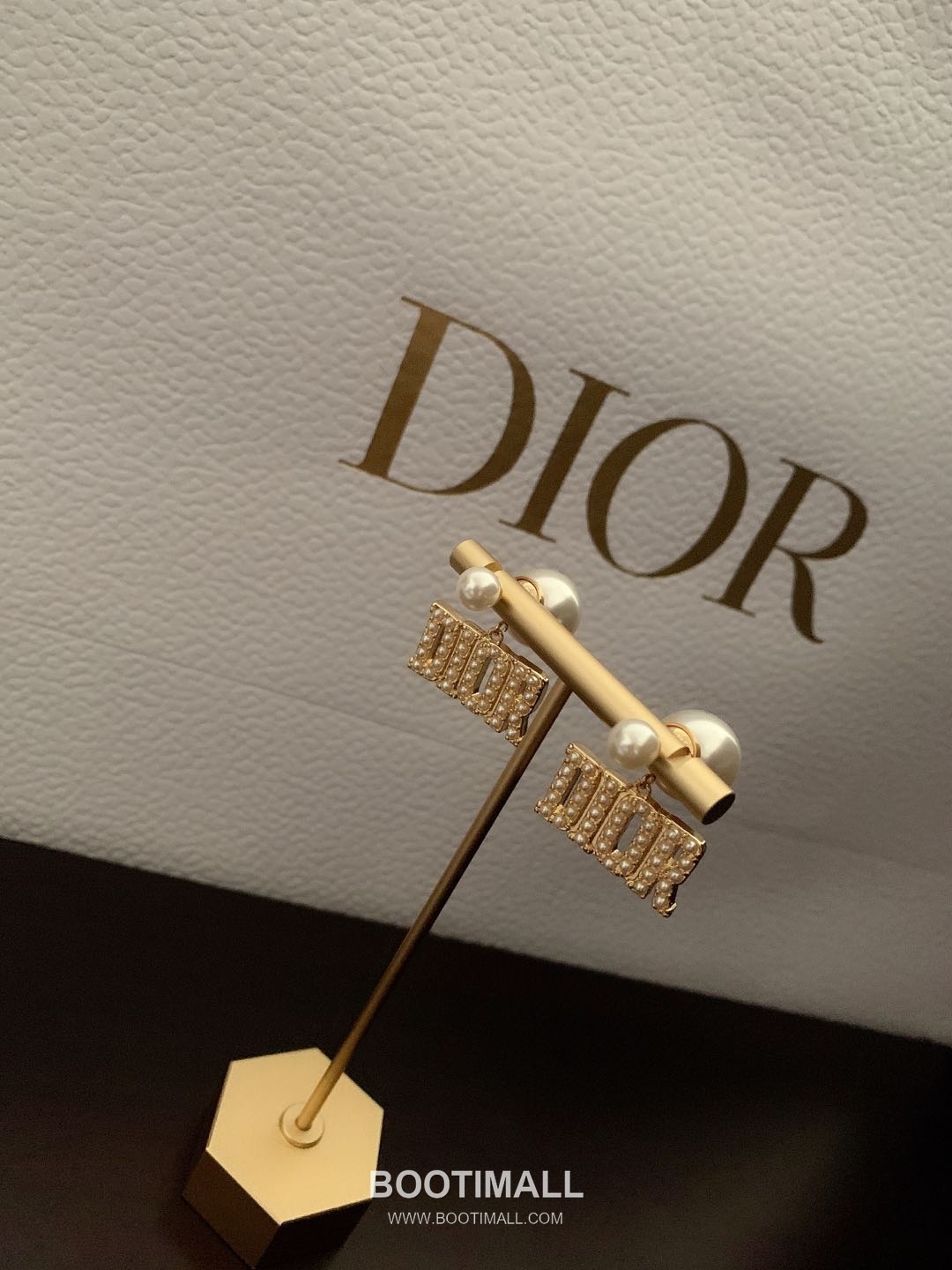 Dior Pearl Logo Brass Earring with Letter Motif 디올 펄 로고 황동 이어링 레터 모티프 1.5cm 4