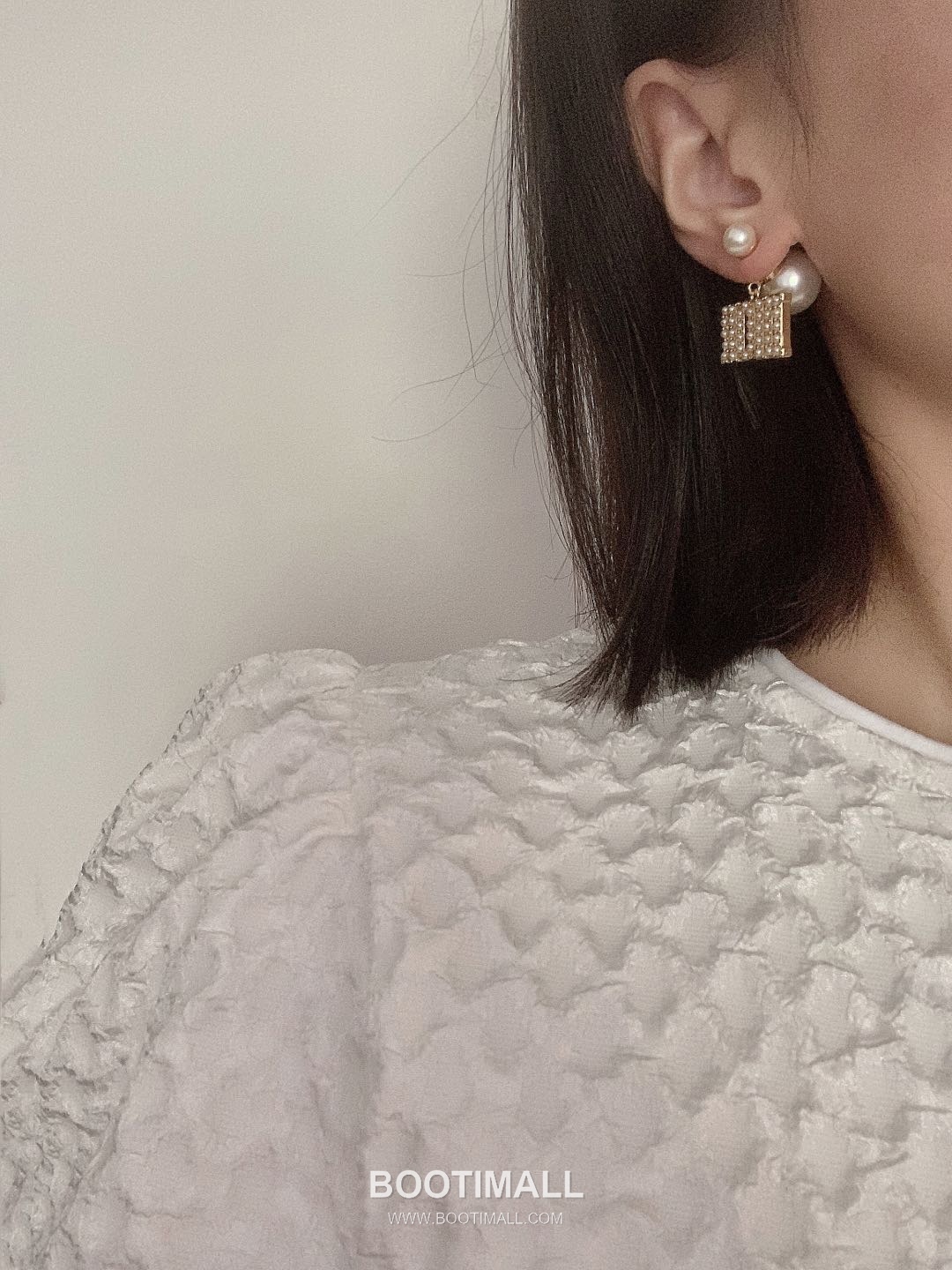 Dior Pearl Logo Brass Earring with Letter Motif 디올 펄 로고 황동 이어링 레터 모티프 1.5cm 6