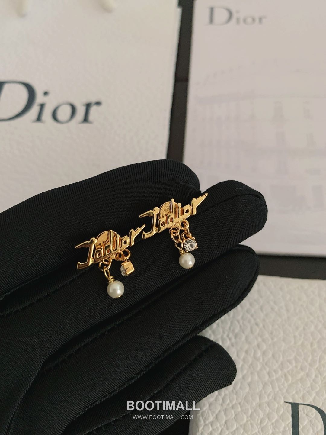 Dior Letter Pearl Brass Earring with Logo Motif 디올 레터 펄 황동 이어링 로고 모티프 1.5cm 2