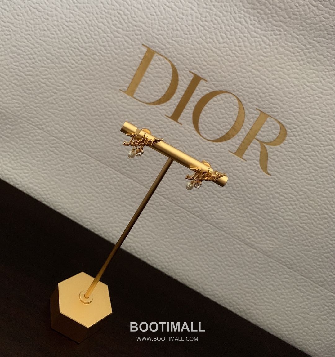 Dior Letter Pearl Brass Earring with Logo Motif 디올 레터 펄 황동 이어링 로고 모티프 1.5cm 3