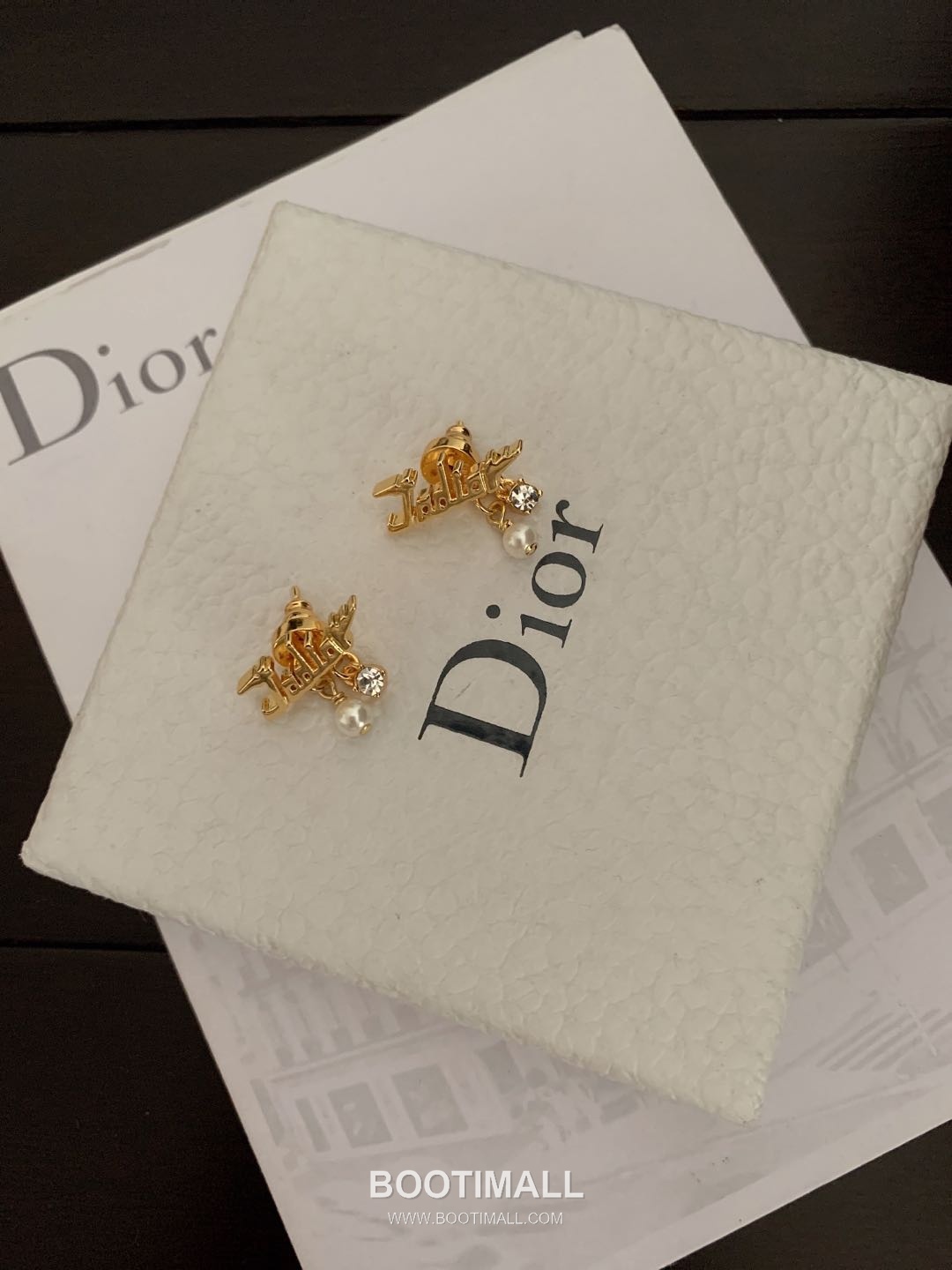 Dior Letter Pearl Brass Earring with Logo Motif 디올 레터 펄 황동 이어링 로고 모티프 1.5cm 4