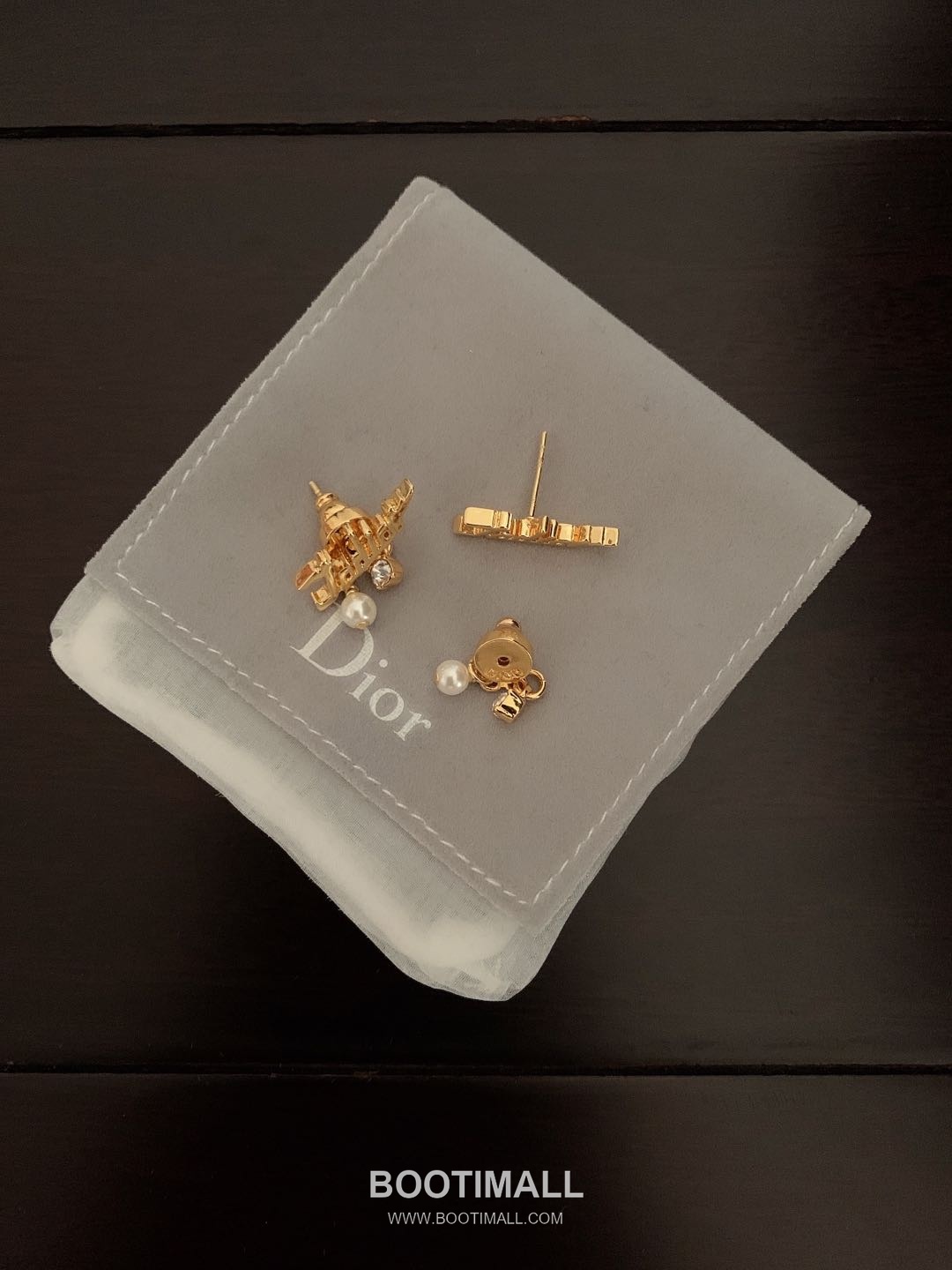 Dior Letter Pearl Brass Earring with Logo Motif 디올 레터 펄 황동 이어링 로고 모티프 1.5cm 5