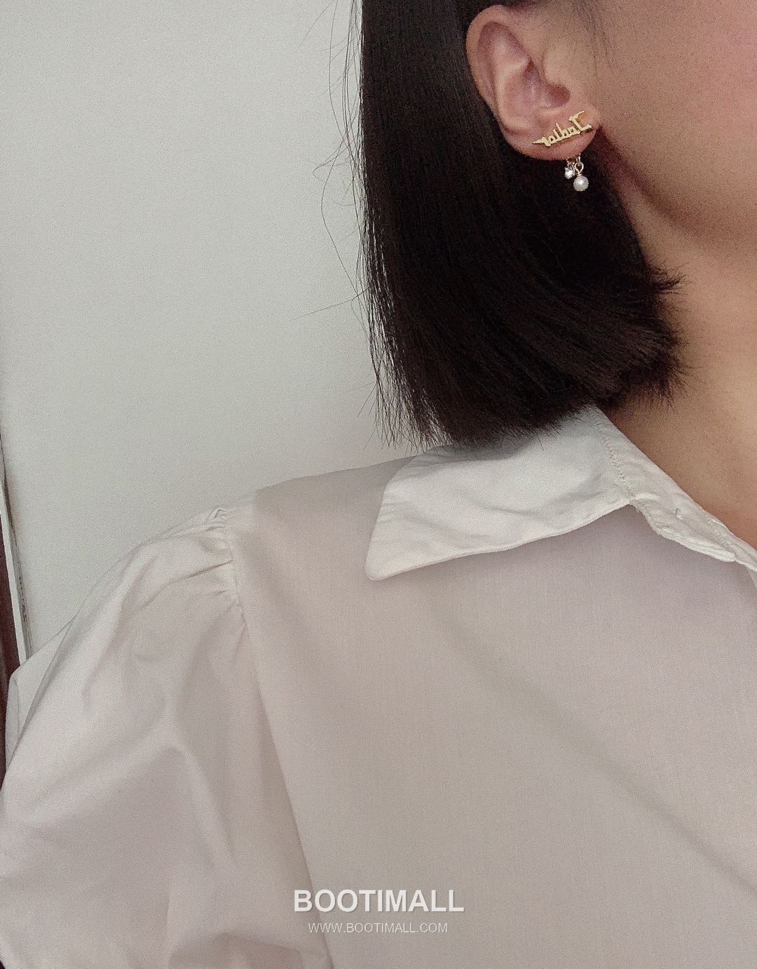 Dior Letter Pearl Brass Earring with Logo Motif 디올 레터 펄 황동 이어링 로고 모티프 1.5cm 6