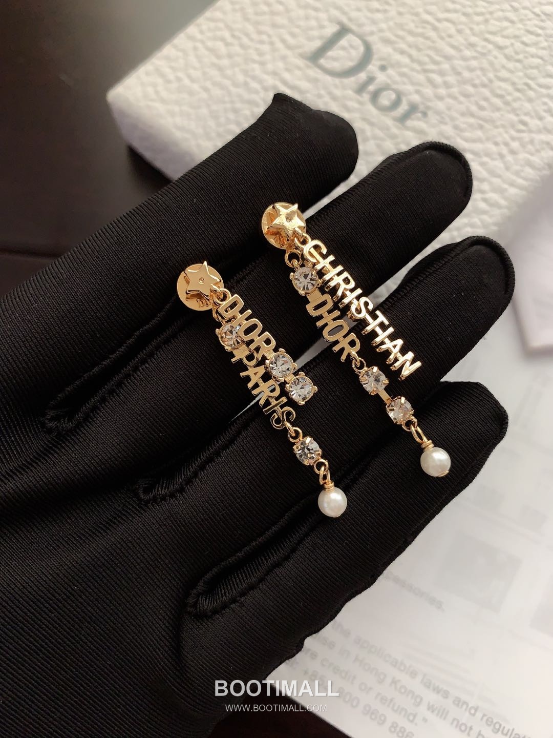 Dior Logo Letter Brass Earring with Minimal Motif 디올 로고 레터 황동 이어링 미니멀 모티프 1.5cm 2