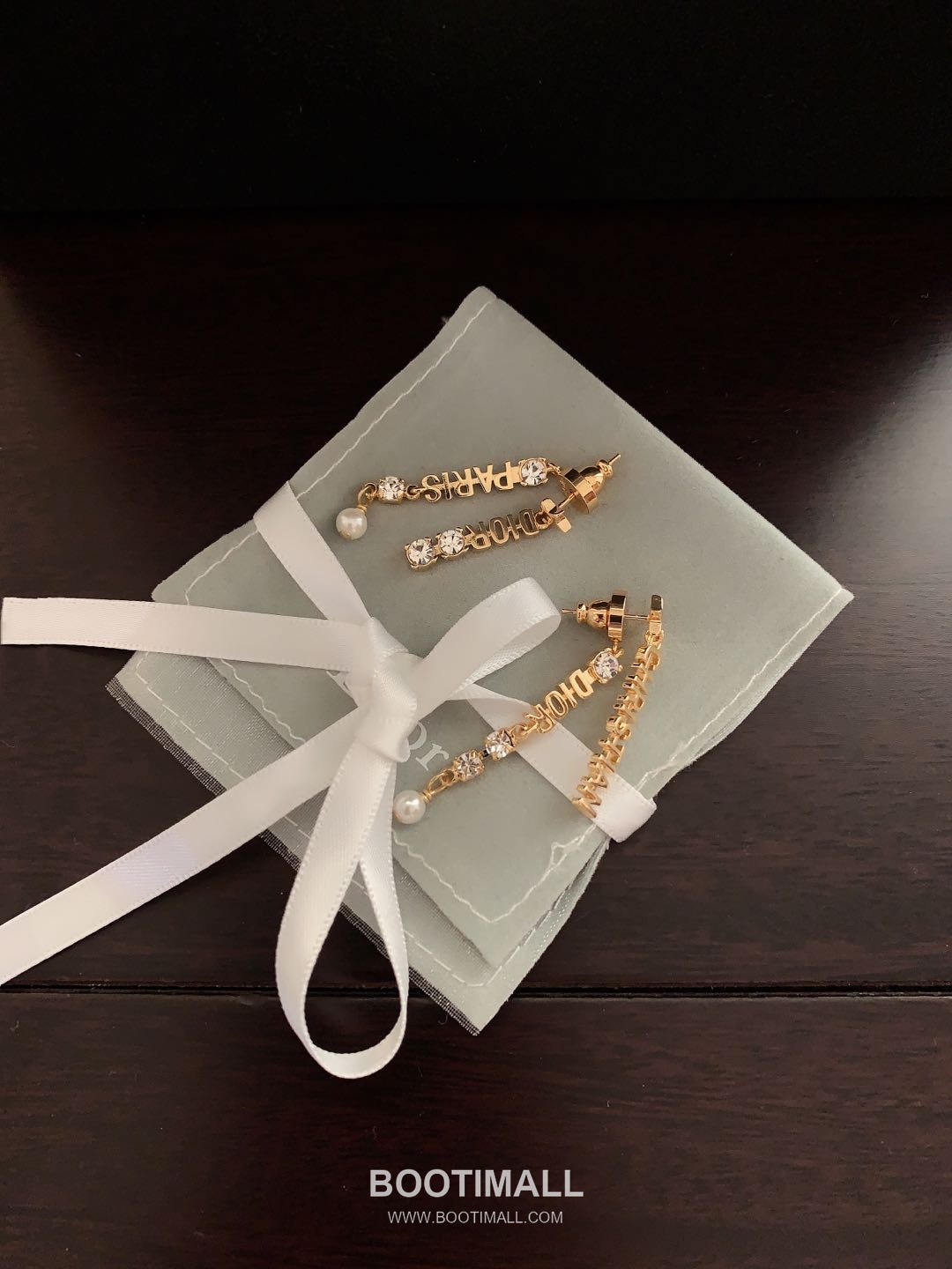 Dior Logo Letter Brass Earring with Minimal Motif 디올 로고 레터 황동 이어링 미니멀 모티프 1.5cm 3