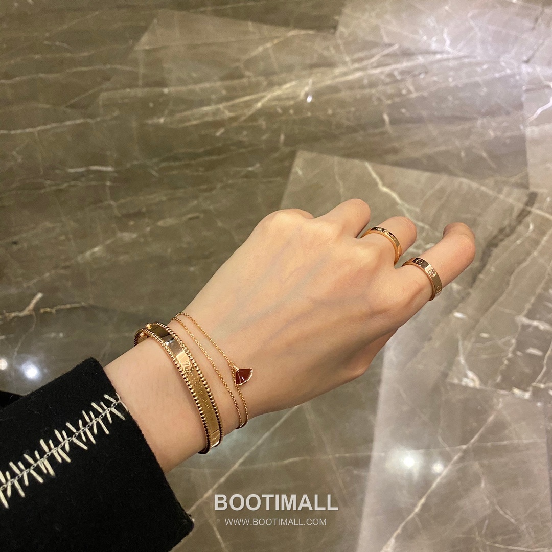 Van Cleef & Arpels Signature Brass Gold Plated Bracelet with Logo Motif 반클리프아펠 시그니처 황동 골드도금 브레이슬릿 로고 모티프 17cm 1
