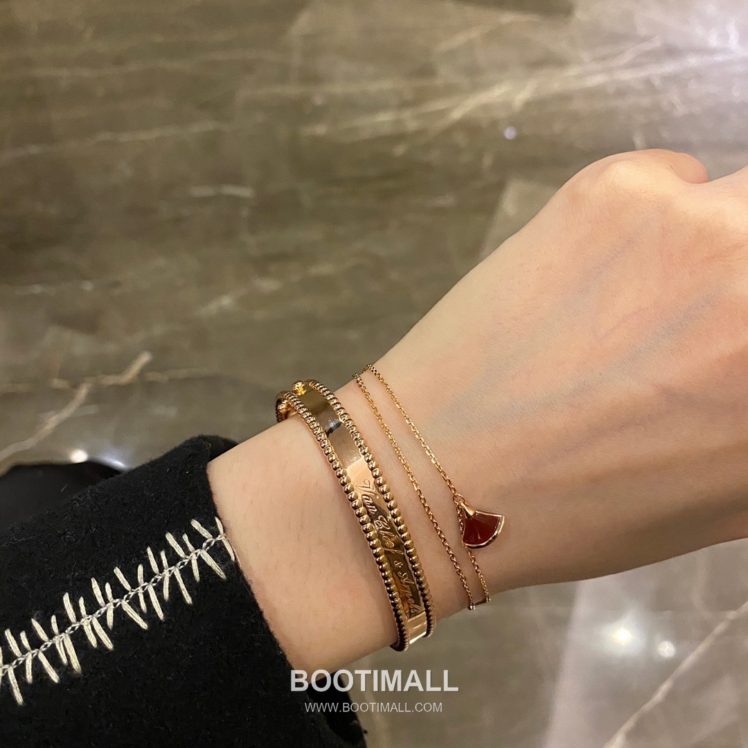 Van Cleef & Arpels Signature Brass Gold Plated Bracelet with Logo Motif 반클리프아펠 시그니처 황동 골드도금 브레이슬릿 로고 모티프 17cm 2