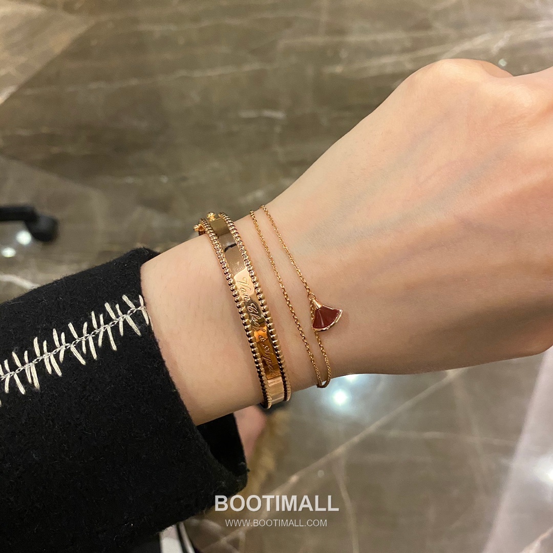 Van Cleef & Arpels Signature Brass Gold Plated Bracelet with Logo Motif 반클리프아펠 시그니처 황동 골드도금 브레이슬릿 로고 모티프 17cm 3