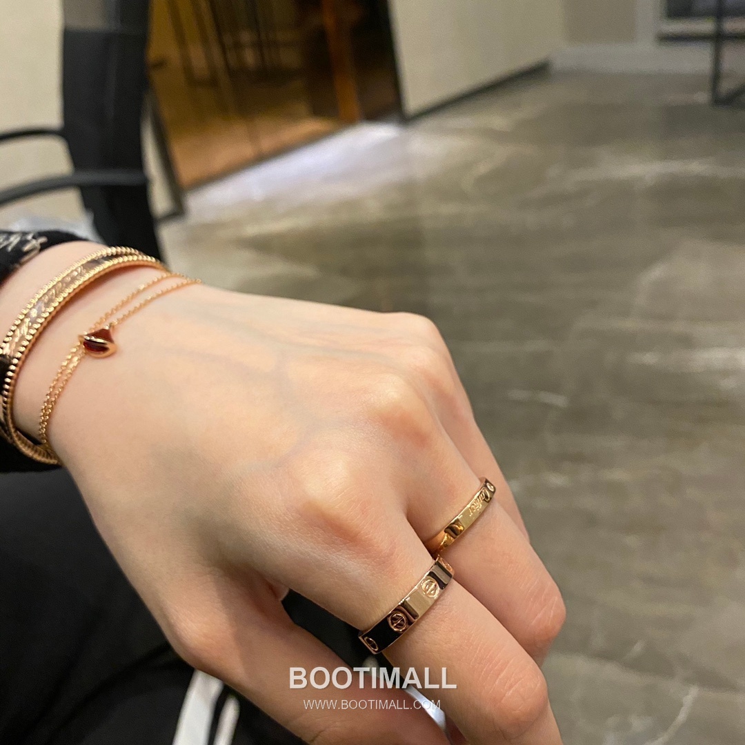 Van Cleef & Arpels Signature Brass Gold Plated Bracelet with Logo Motif 반클리프아펠 시그니처 황동 골드도금 브레이슬릿 로고 모티프 17cm 7