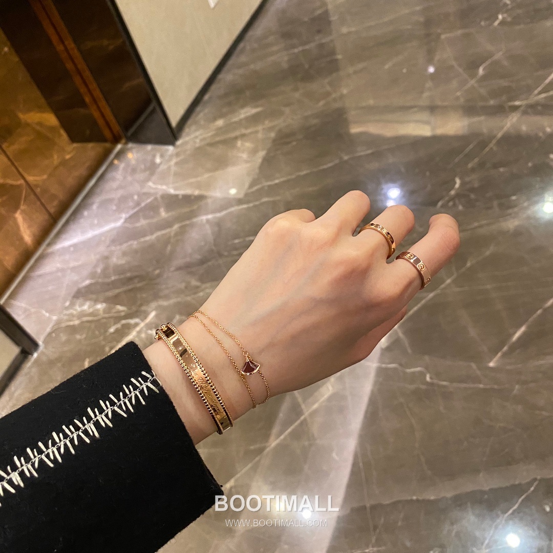 Van Cleef & Arpels Signature Brass Gold Plated Bracelet with Logo Motif 반클리프아펠 시그니처 황동 골드도금 브레이슬릿 로고 모티프 17cm 8
