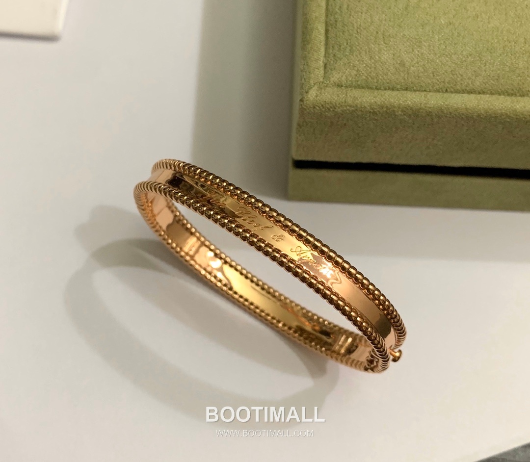 Van Cleef & Arpels Signature Brass Gold Plated Bracelet with Logo Motif 반클리프아펠 시그니처 황동 골드도금 브레이슬릿 로고 모티프 17cm 11