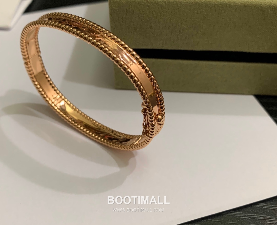 Van Cleef & Arpels Signature Brass Gold Plated Bracelet with Logo Motif 반클리프아펠 시그니처 황동 골드도금 브레이슬릿 로고 모티프 17cm 12
