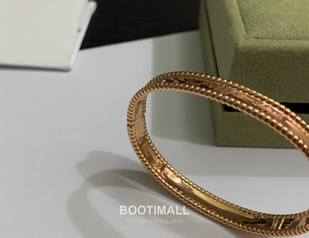 Van Cleef & Arpels Signature Brass Gold Plated Bracelet with Logo Motif 반클리프아펠 시그니처 황동 골드도금 브레이슬릿 로고 모티프 17cm 13