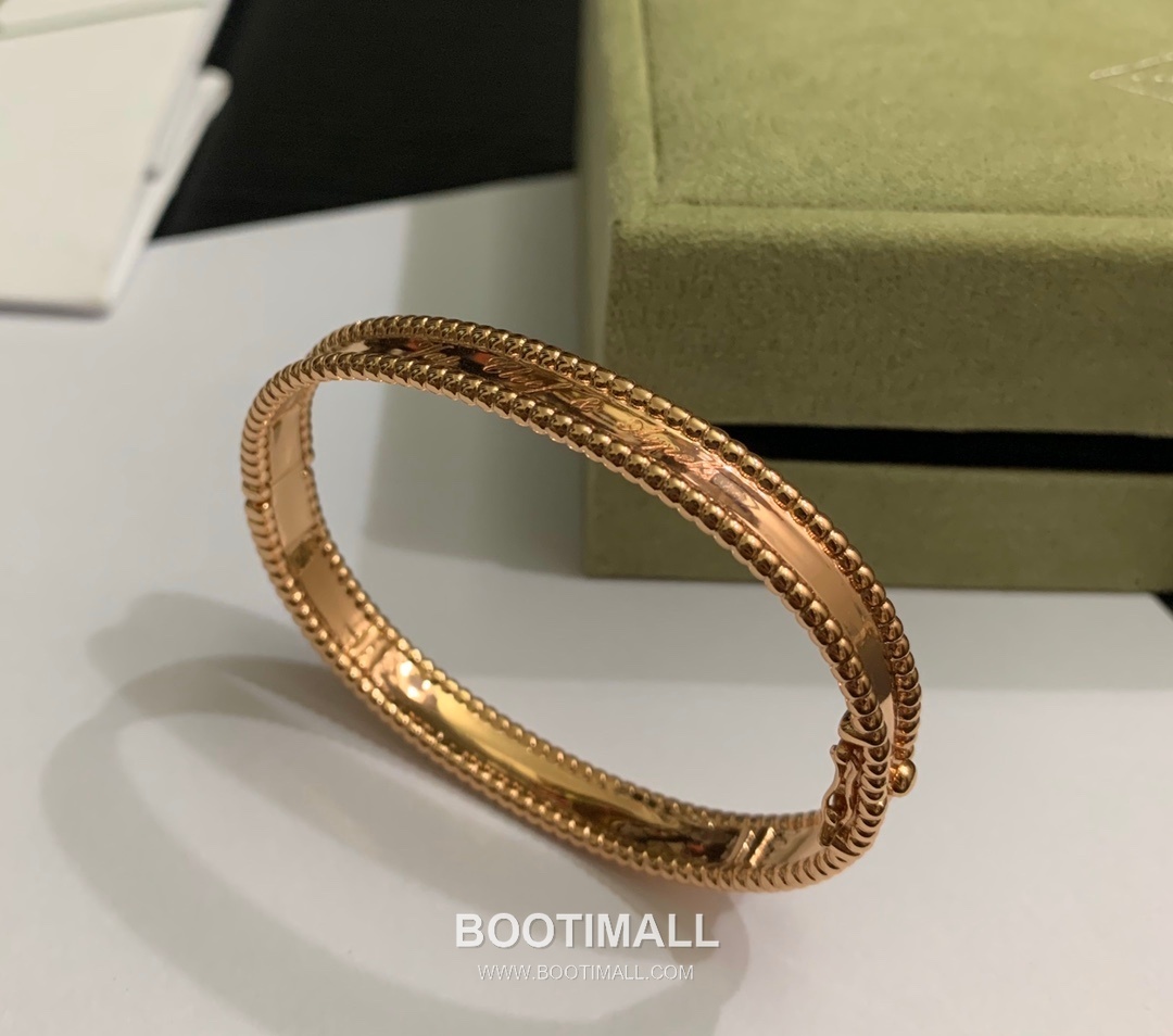 Van Cleef & Arpels Signature Brass Gold Plated Bracelet with Logo Motif 반클리프아펠 시그니처 황동 골드도금 브레이슬릿 로고 모티프 17cm 14