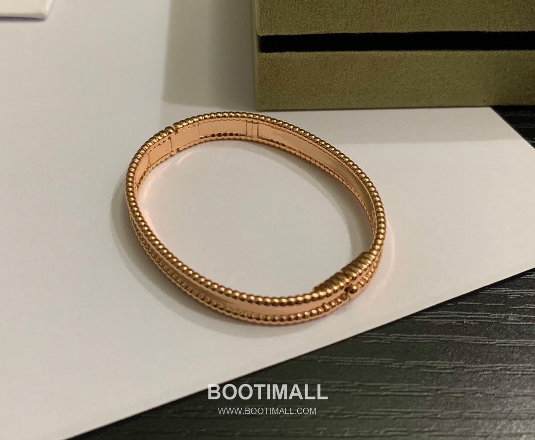 Van Cleef & Arpels Signature Brass Gold Plated Bracelet with Logo Motif 반클리프아펠 시그니처 황동 골드도금 브레이슬릿 로고 모티프 17cm 15