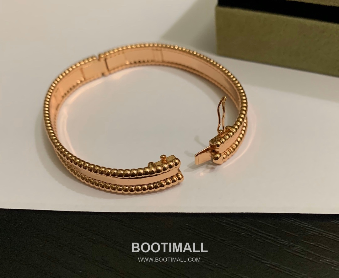 Van Cleef & Arpels Signature Brass Gold Plated Bracelet with Logo Motif 반클리프아펠 시그니처 황동 골드도금 브레이슬릿 로고 모티프 17cm 16